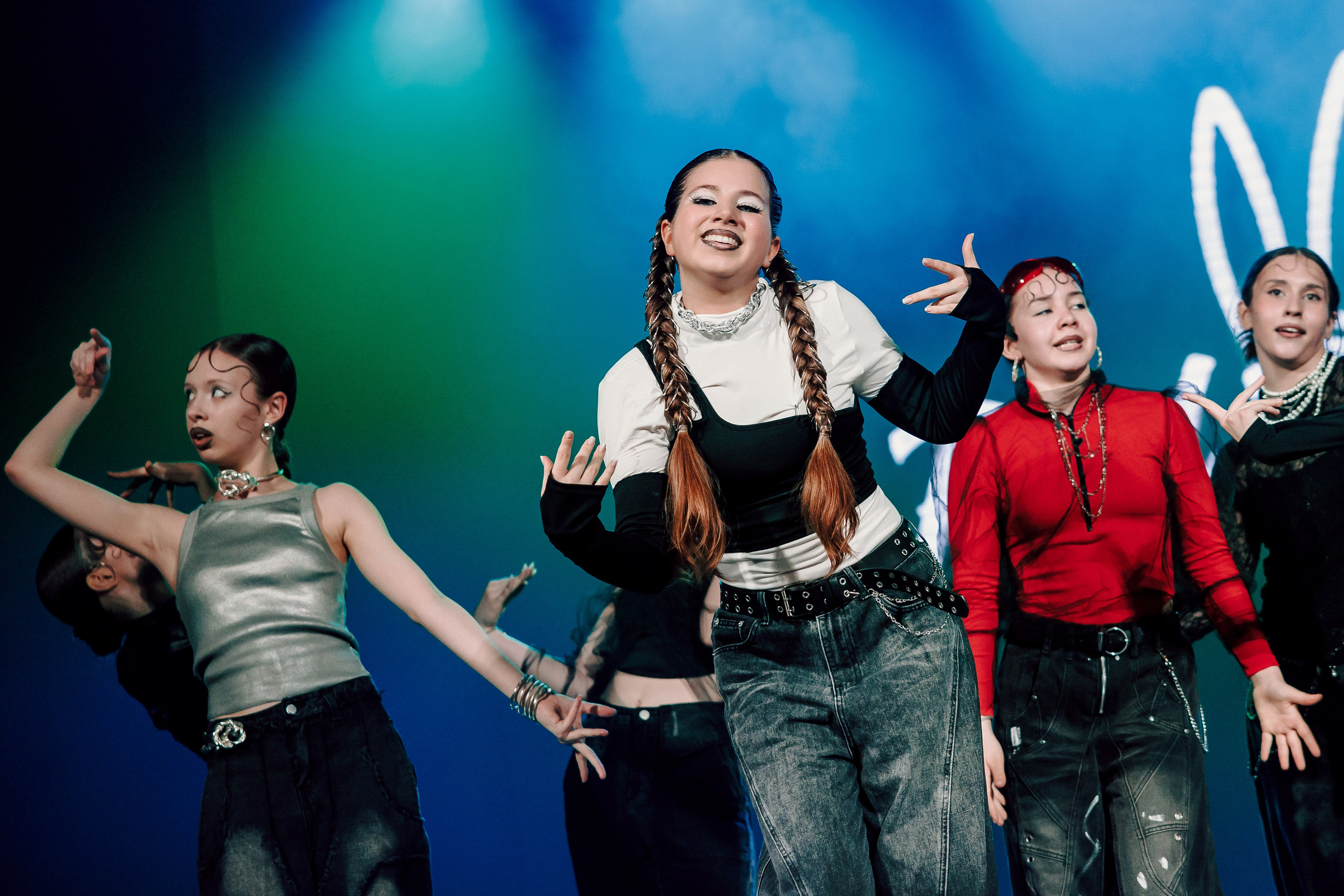 Отчётный концерт танцевальной школы «Red Rabbits» 2025. Лёшка Варзегов — фотограф