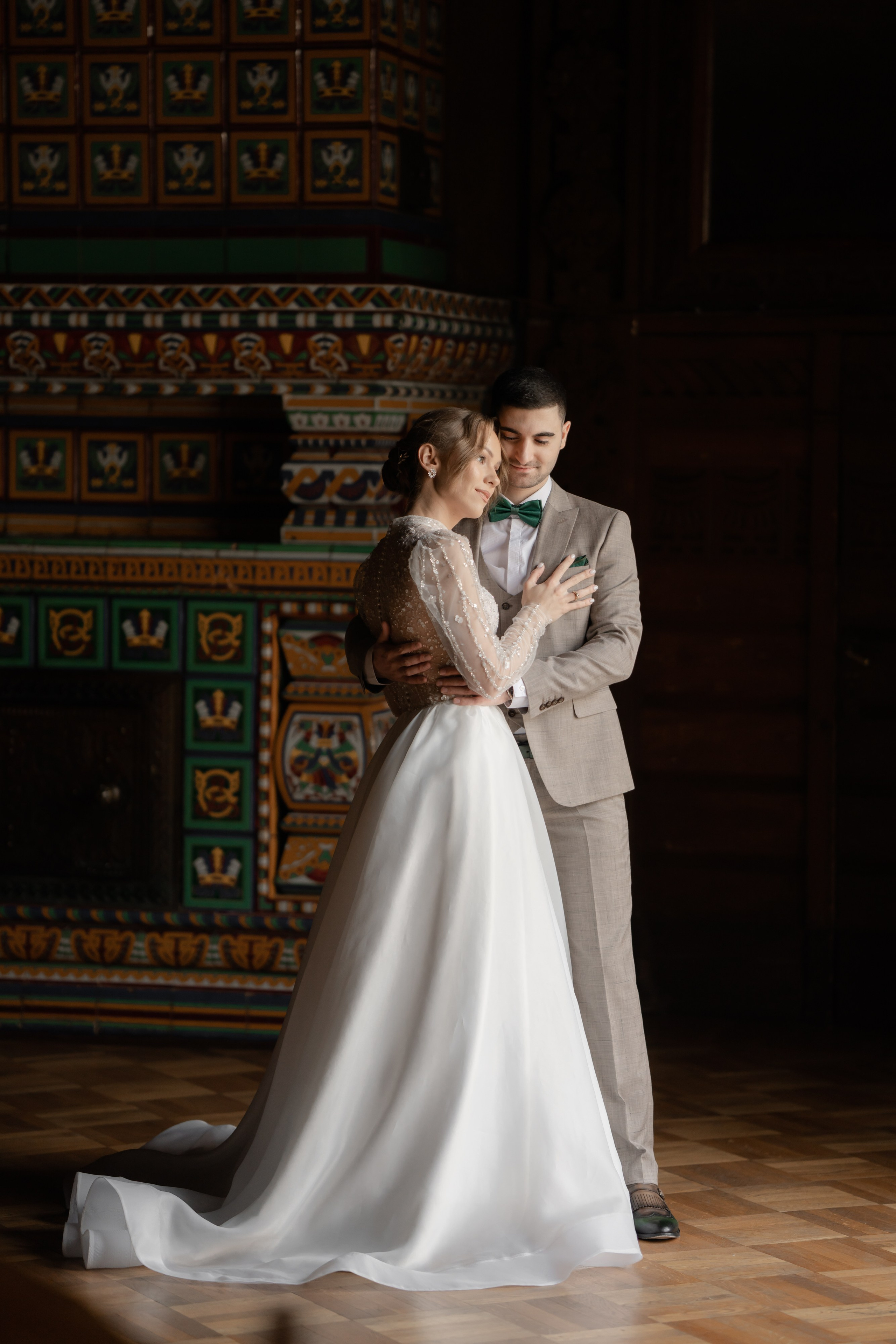 Жених и невеста обнимаются у окна в доме ученых