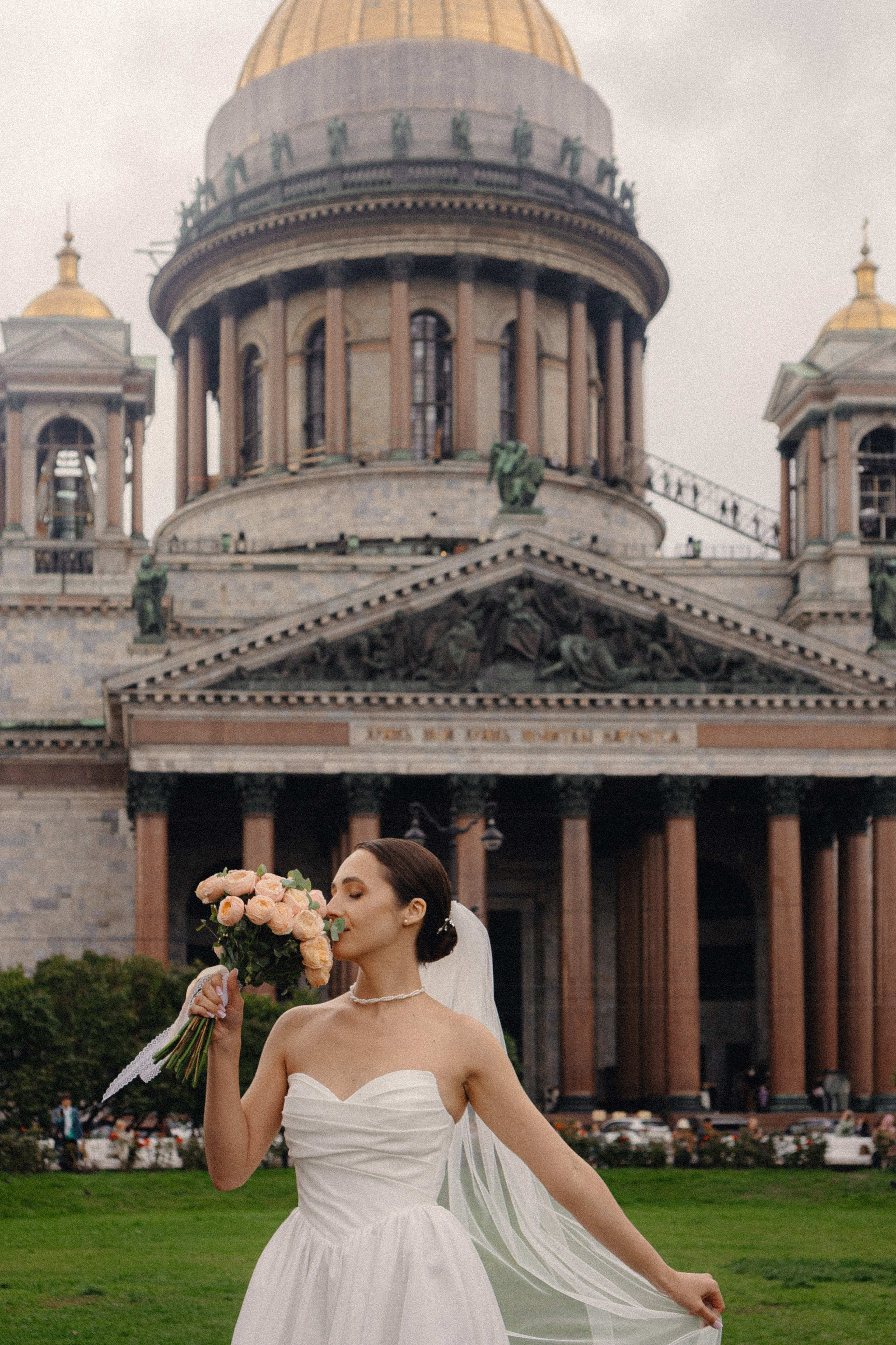 СВАДЕБНАЯ ПРОГУЛКА В САНТК-ПЕТЕРБУРГЕ (ИСАКИЕВСКИЙ СОБОР, ЗИМНЯЯ КАНАВКА, ЭРМИТАЖ И БОЛЬШАЯ МОРСКАЯ УЛИЦА). Профессиональный фотограф, Санкт-Петербург — Виктория Богомолова
