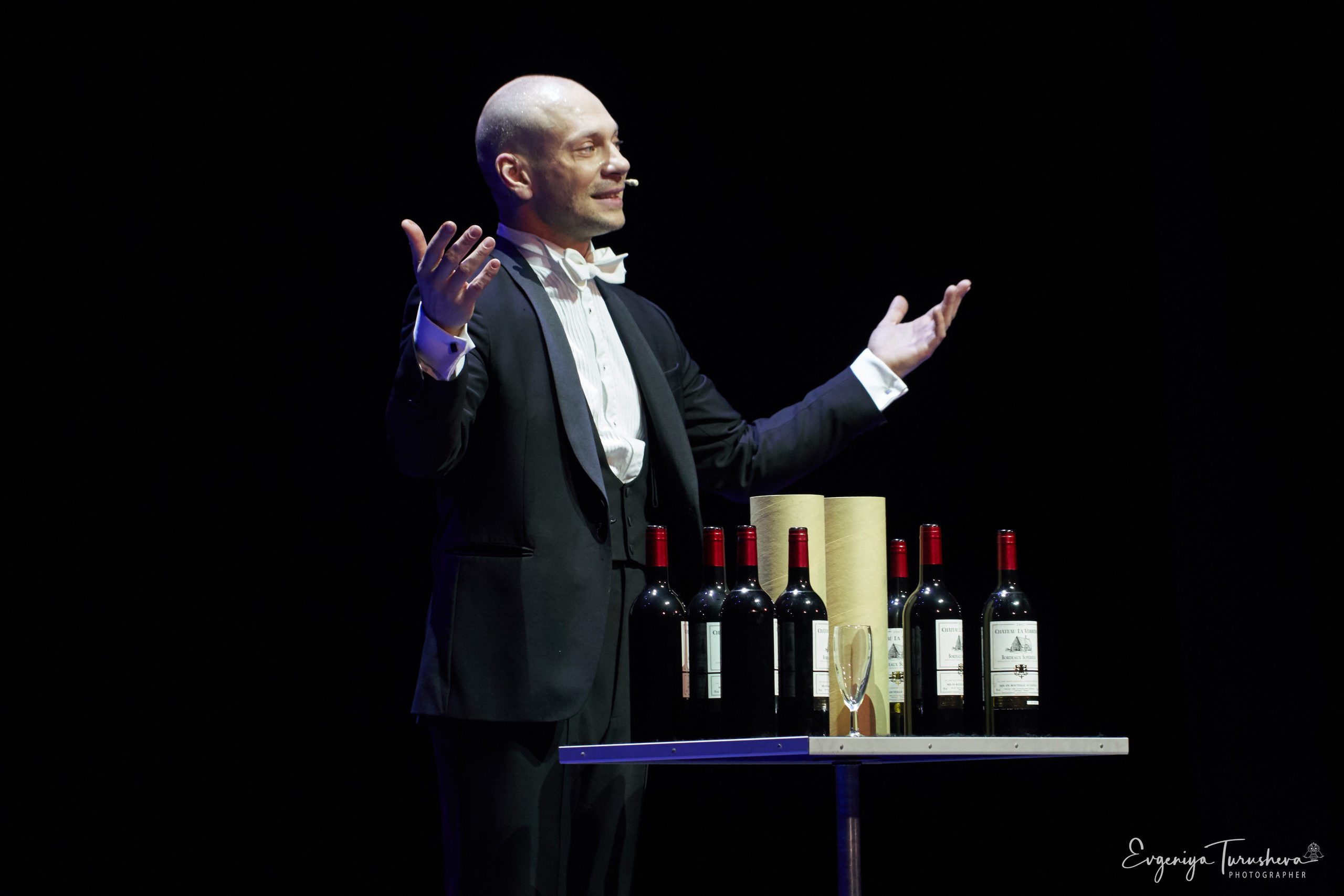 Артем Щукин иллюзия с бутылками