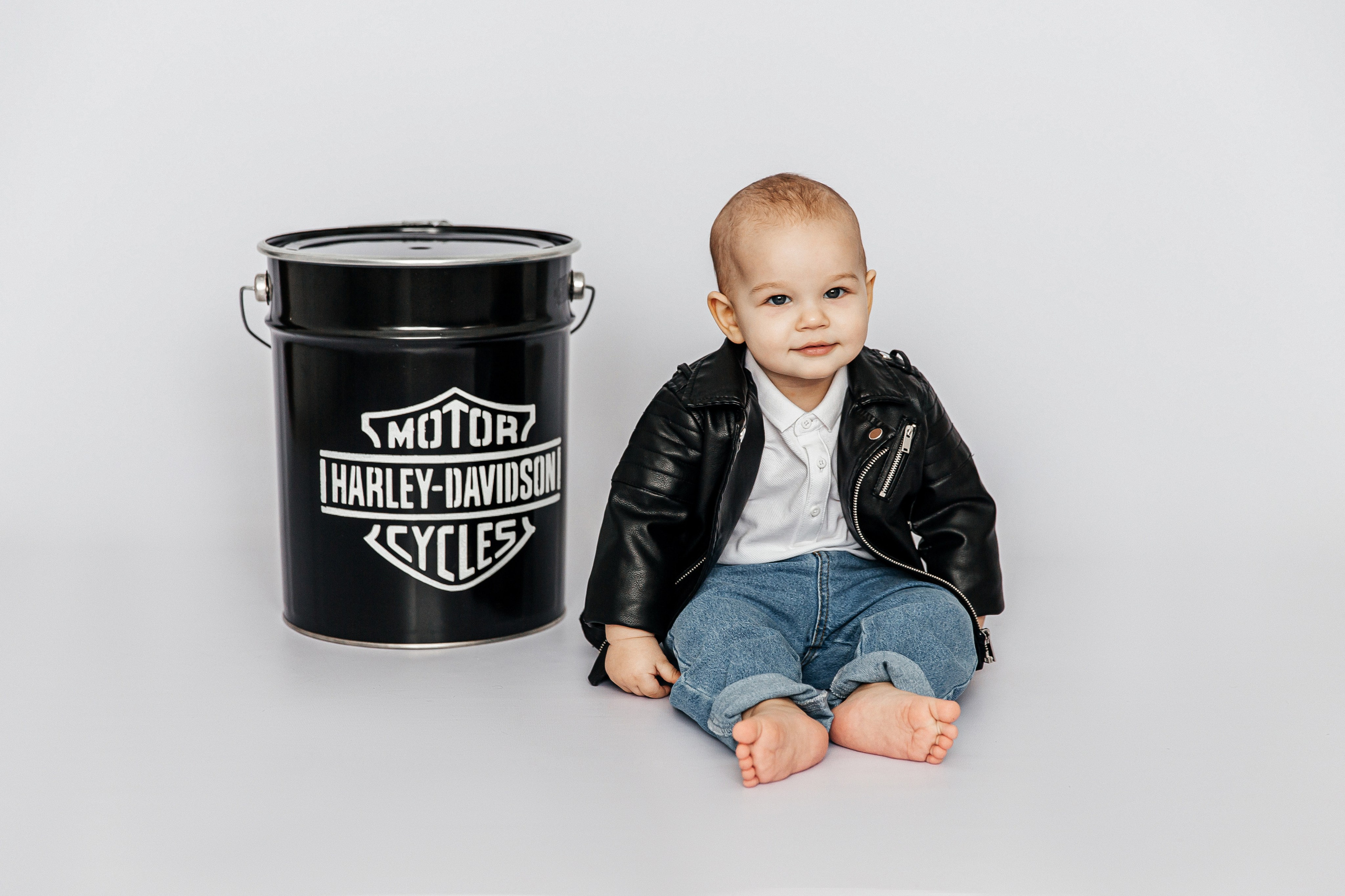 На белом фоне / минимализм. Детский фотограф, выпускные альбомы в Нижнем Новгороде Бодягина Мария