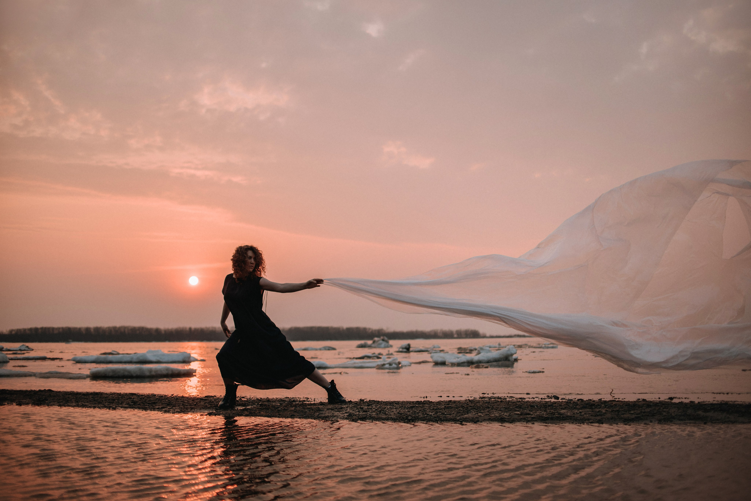 Прогулка: Ира и Гром весной. Портфолио