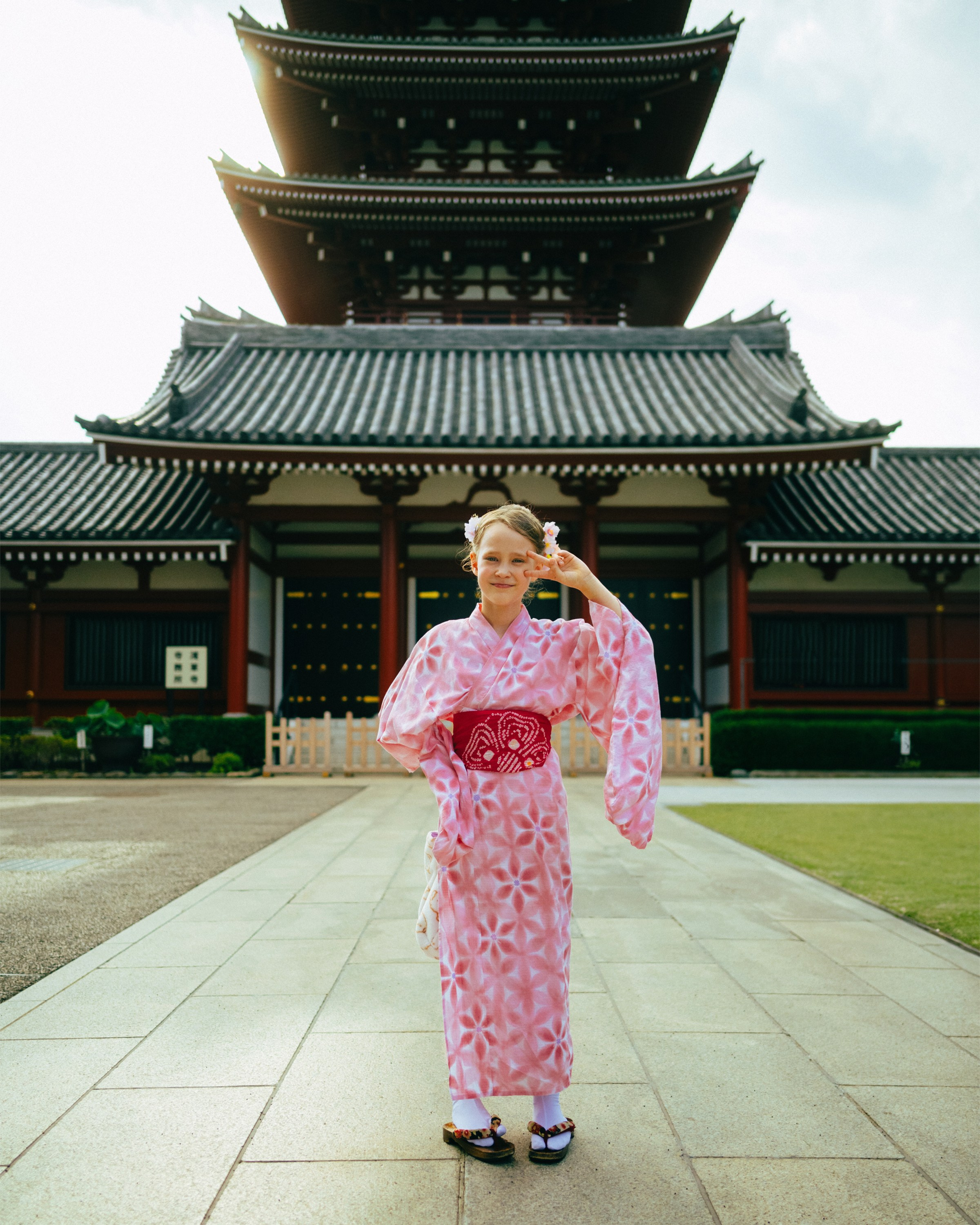 Nailya Anton and Varvara. Asakusa. Photographer in Tokyo Anatolii Ozarto