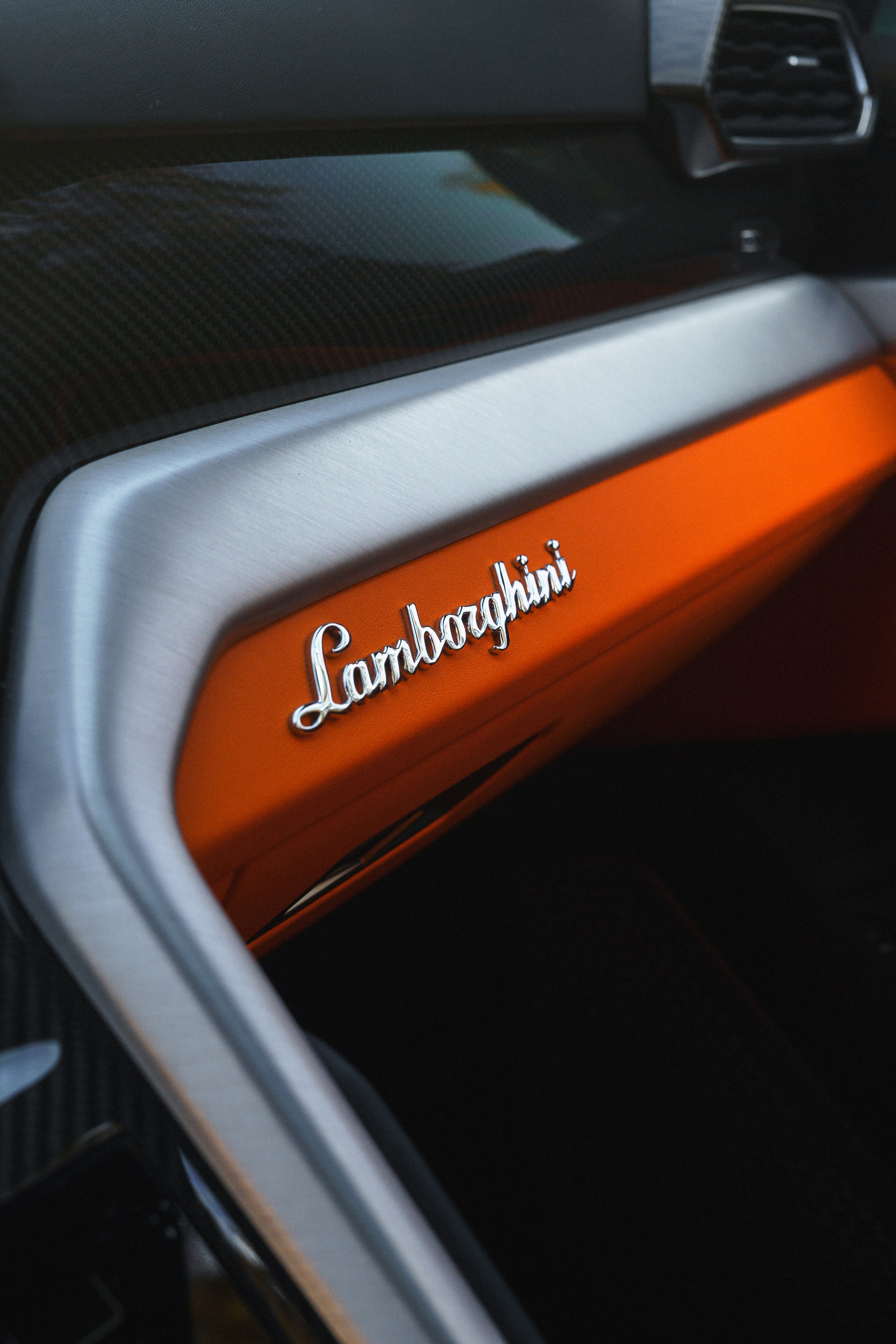 Романа Ляпин — Ferrari F12berlinetta и Lamborghini URUS