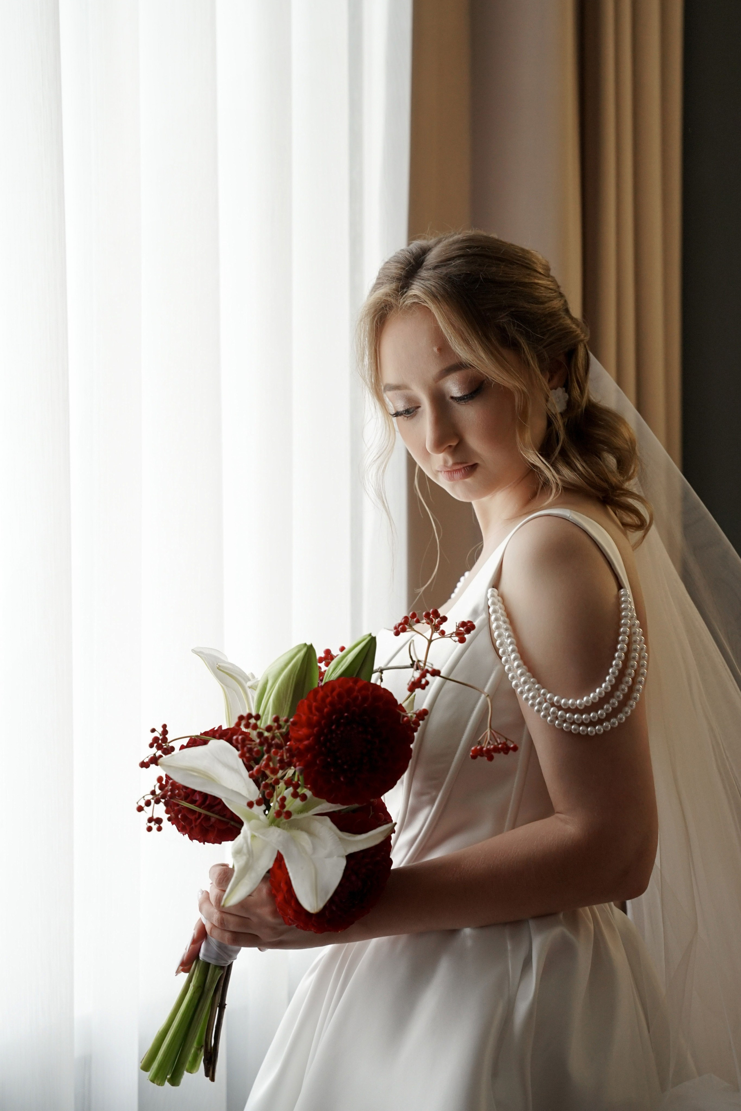 Кристина и Андрей: лавстори в гостинице и динамичный банкет. Фотограф в Иркутске