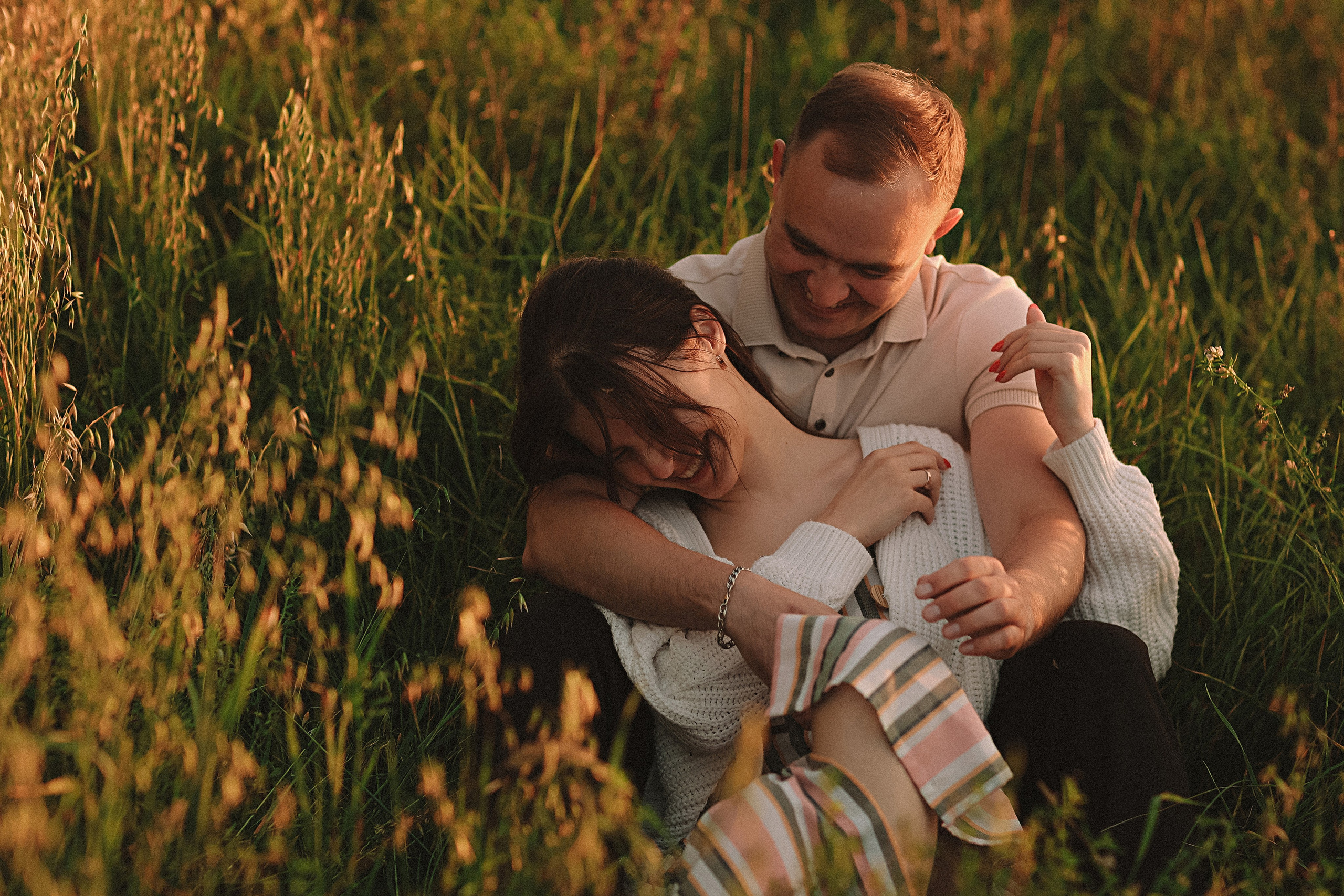 Поле love story на закате. Семейный фотограф Тюмень, фотограф на роды Салмина Мария