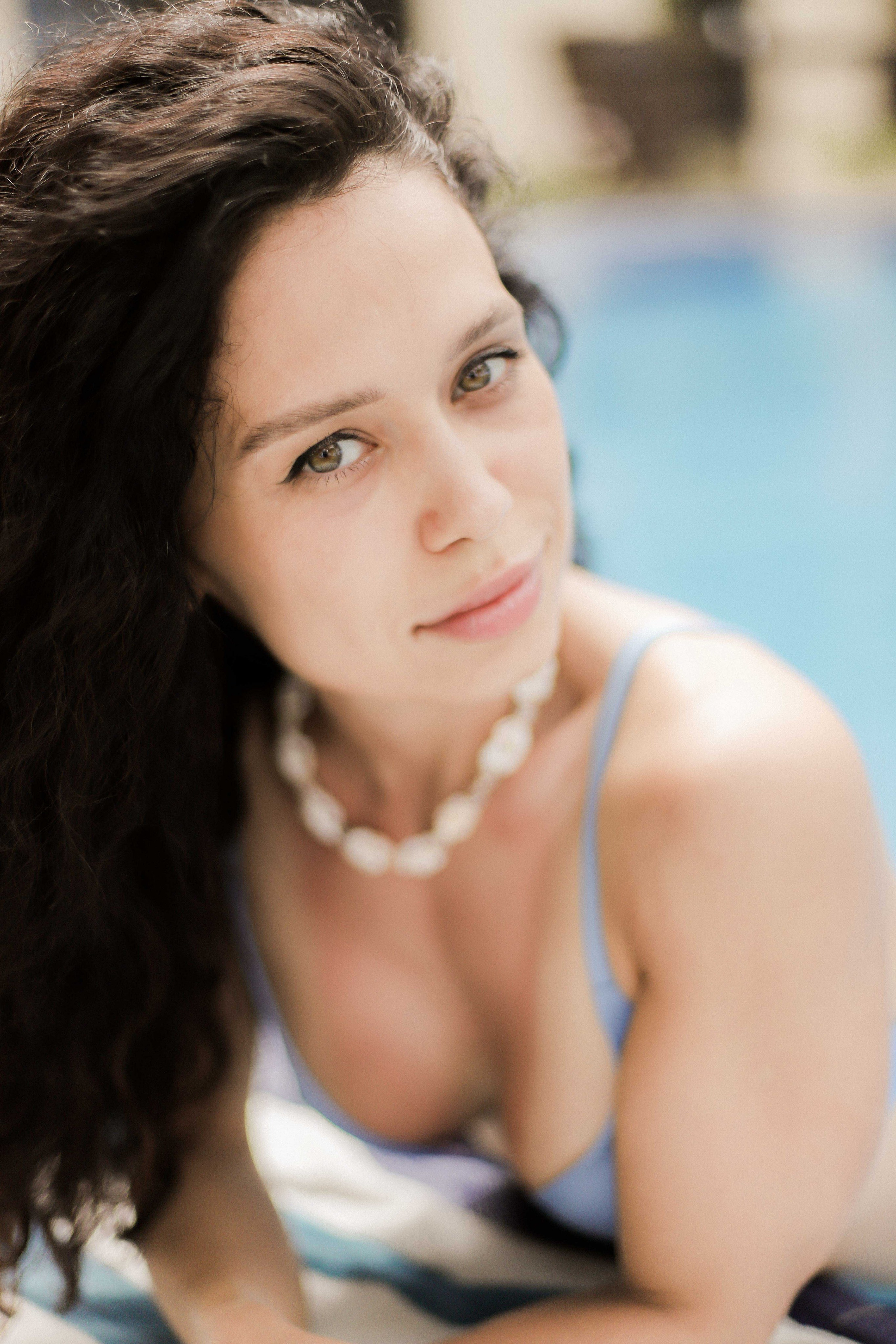 Девушка на пляже Ахунгала — Фотосессия с банановым листом и в натуральном бассейне | Шри-Ланка. Фотограф на Шри-Ланке