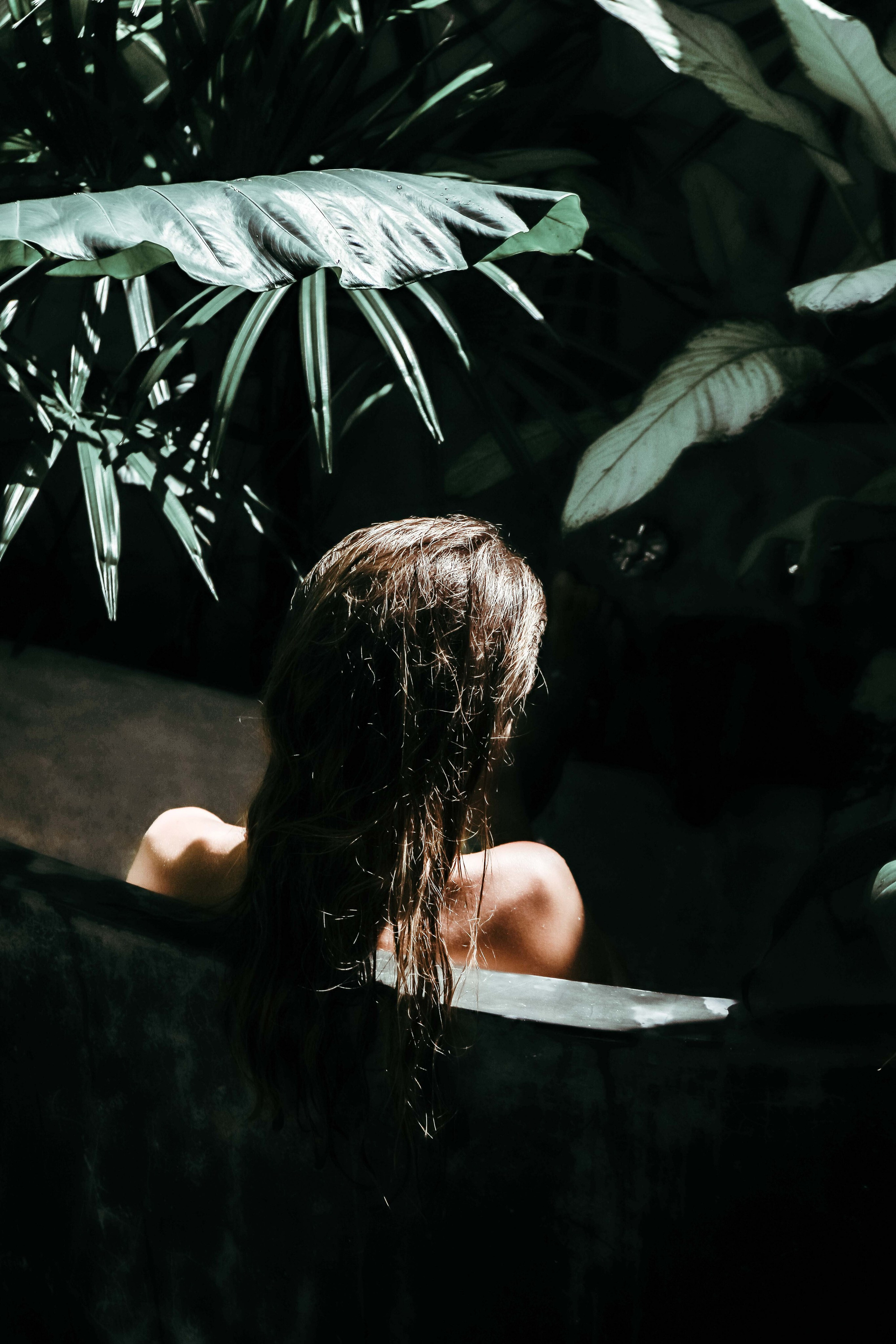 Эстетичная ню-фотосессия у бассейна в вилле Nirbana (Ахангама) | Яркие кадры с водой. Фотограф на Шри-Ланке