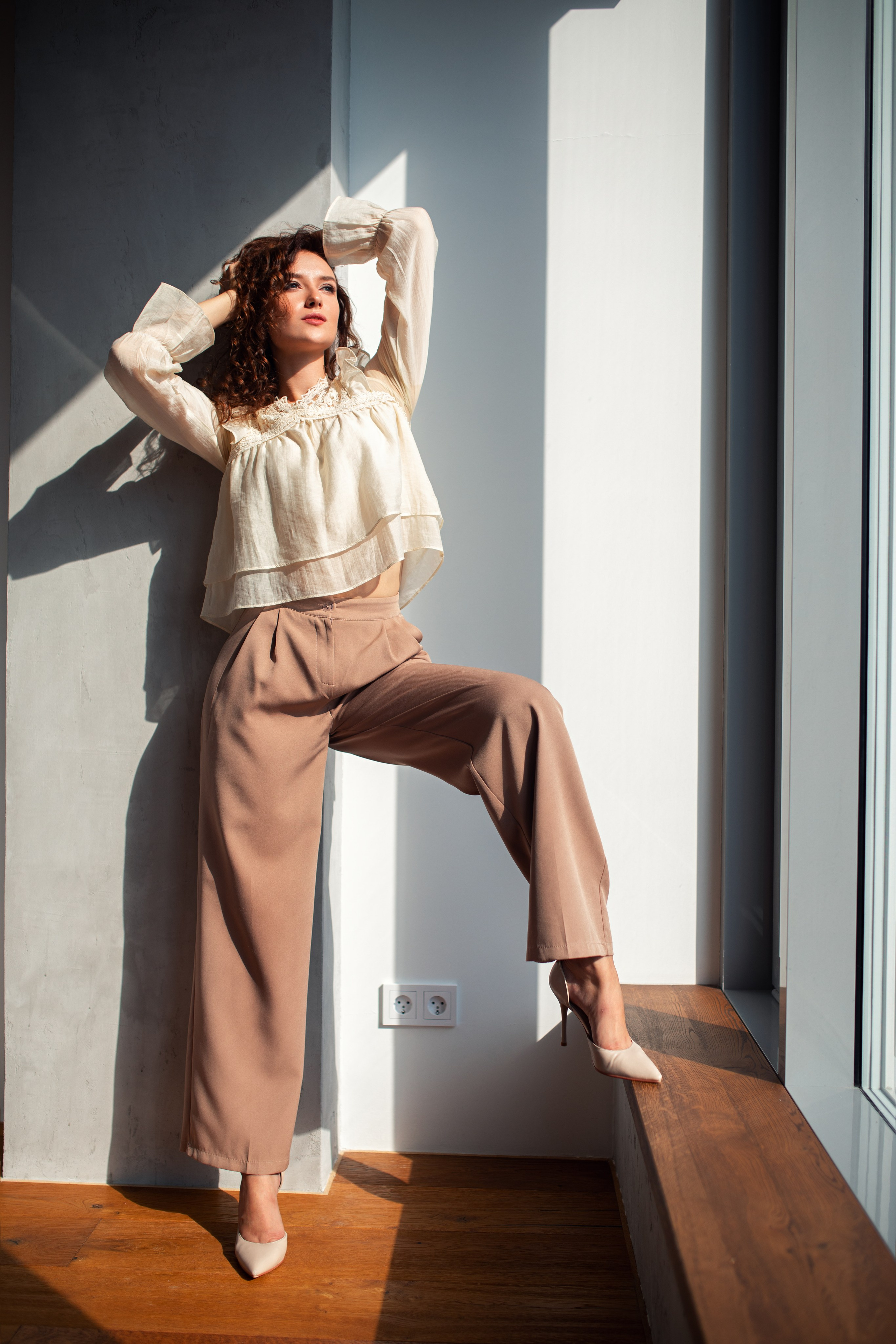 Фотосет с Анастасией в студии с минимальным интерьером в формате для «себя»