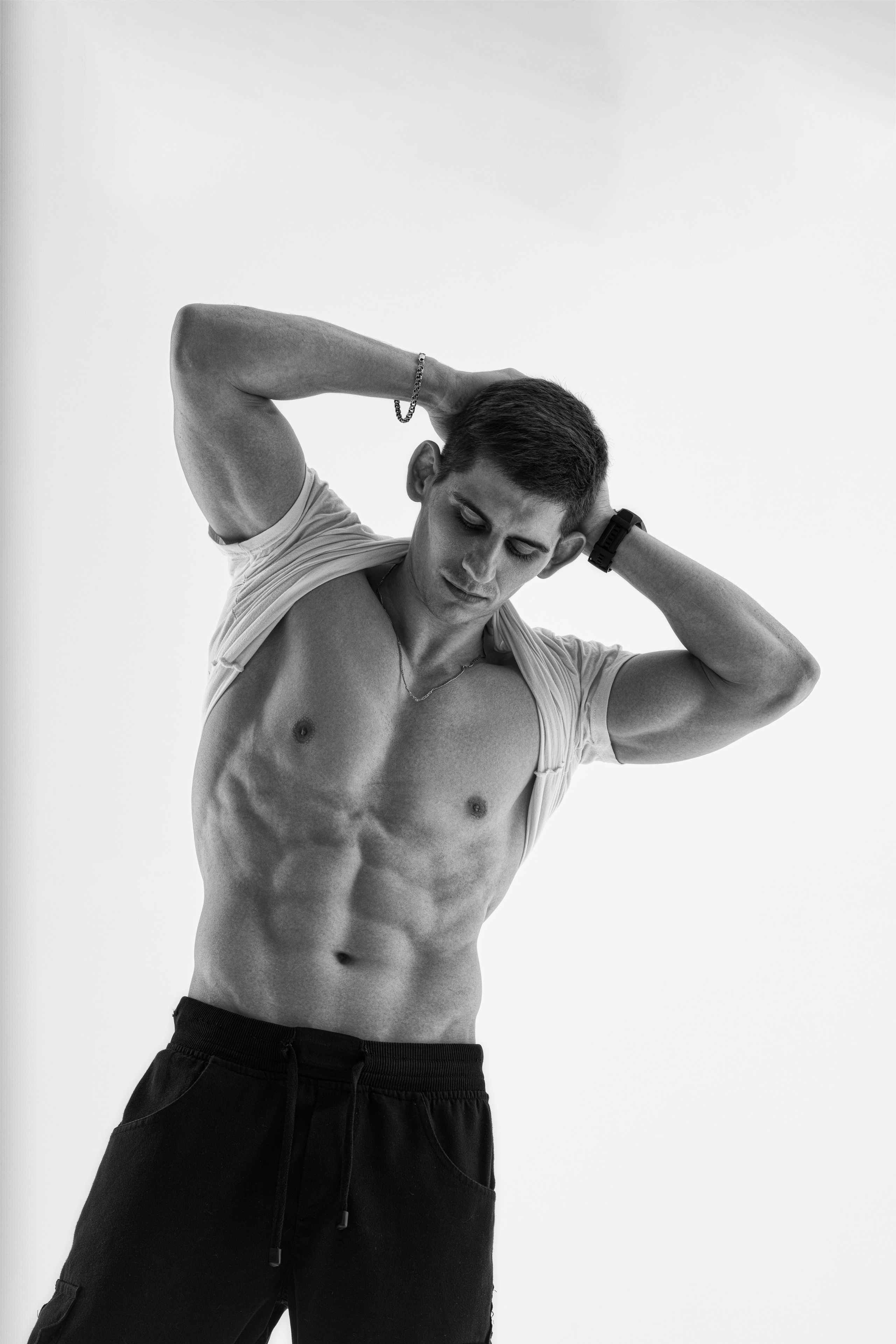 Съемка с Владом на циклораме с импульсным светом для себя и контента. Дмитрий Шульгин, портретный фотограф в Воронеже