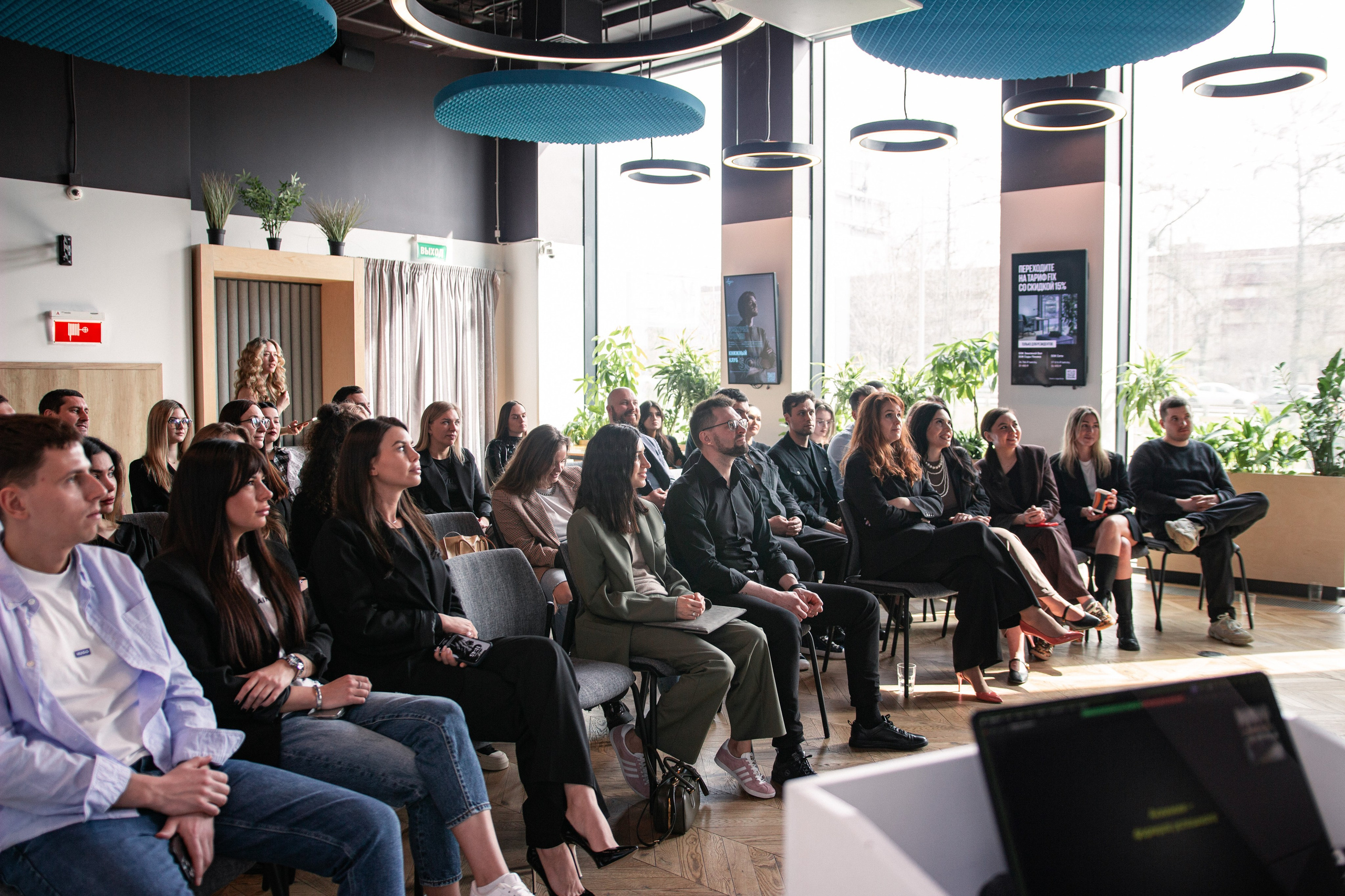 Планерка компании недвижимости. Фотограф Москва — личные фотосессии, лавстори в студии