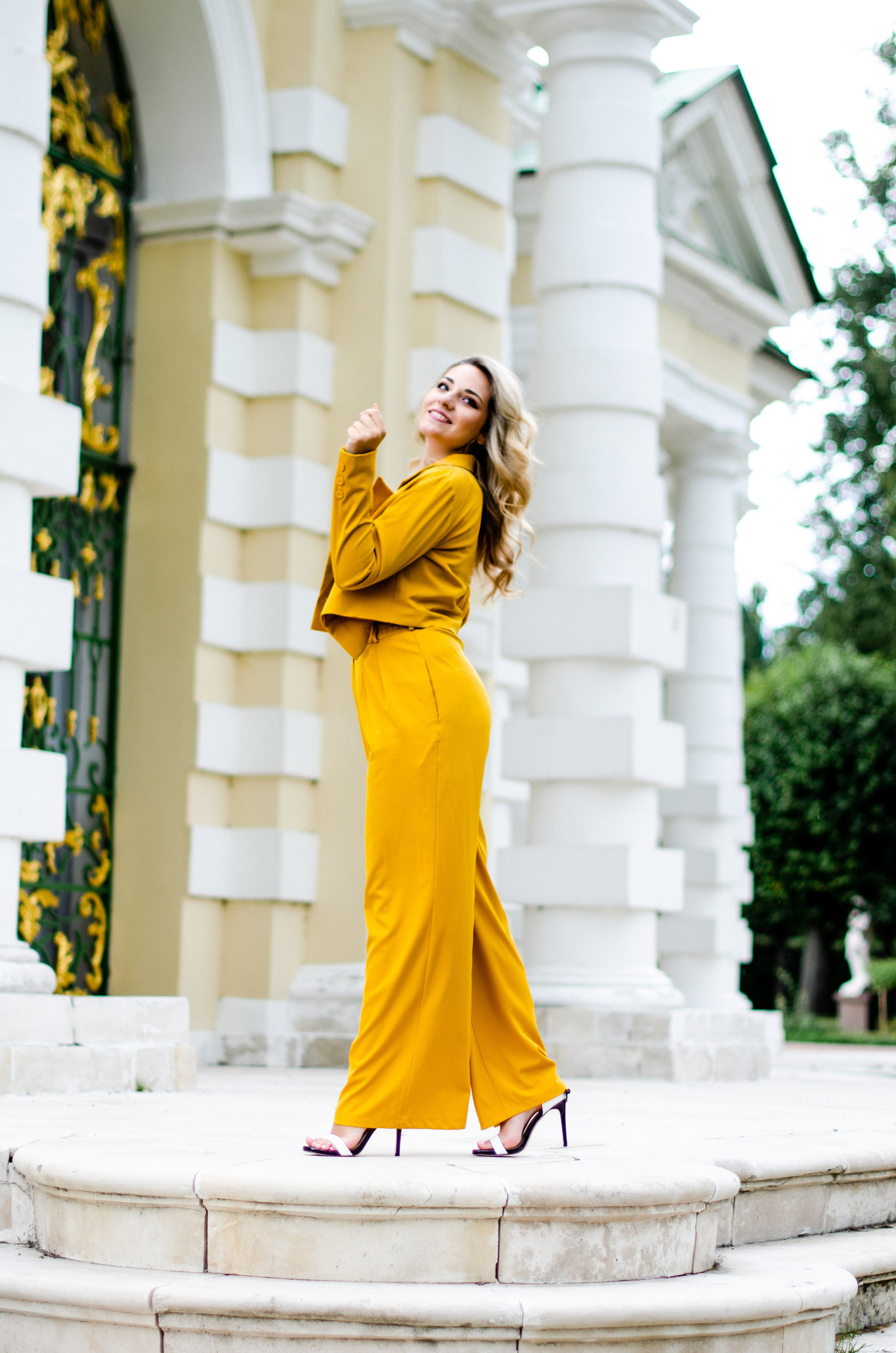 Park, woman in yellow, nature. Family, portrait, content photo in Costa Rica Evgeniya Besprozvannykh