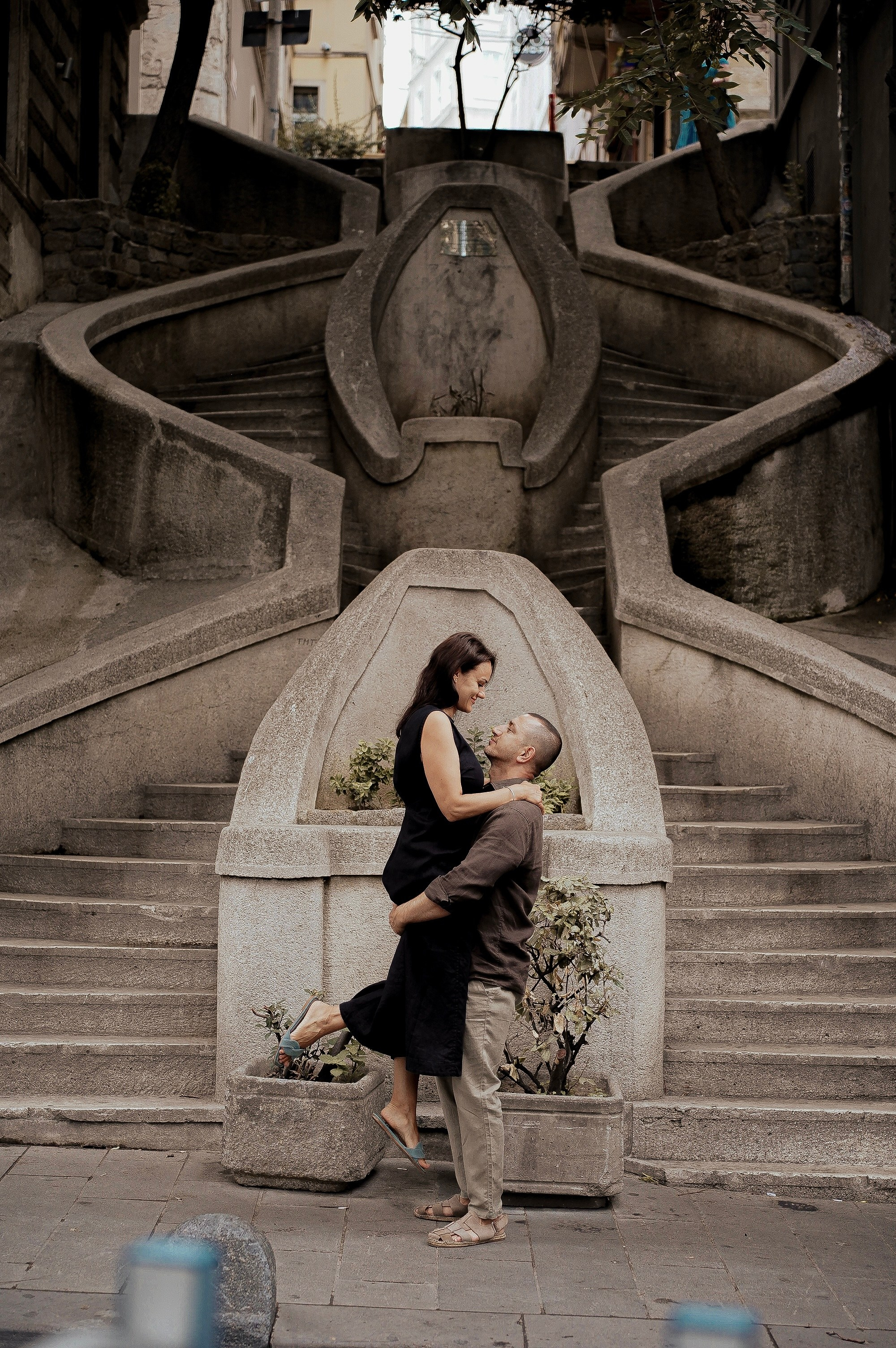 Пара на прогулке в Стамбуле делает фотографии у знаменитых достопримечательностей. Профессиональный фотограф помогает создать трогательные и естественные кадры, которые сохранят память о поездке навсегда.