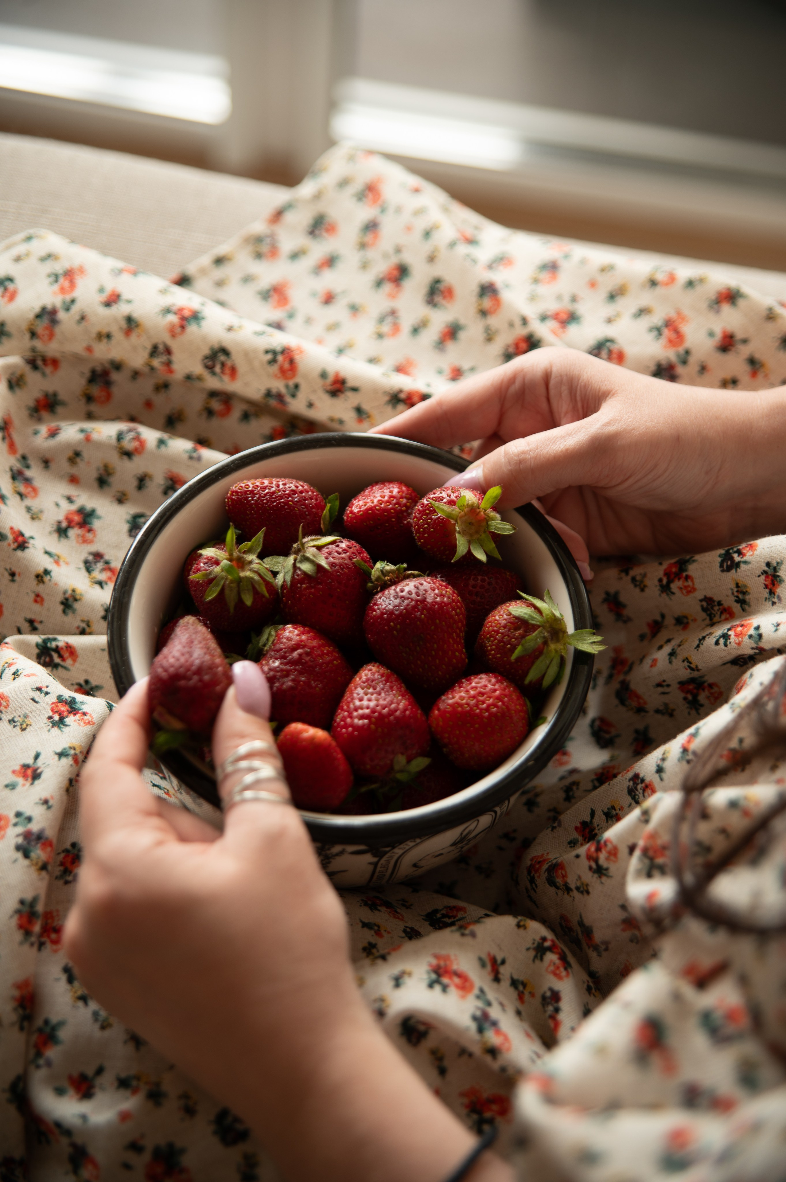 food фотограф Тимур Хабибуллин Уфа - сочная клубника на тарелке в руке у девушки 
