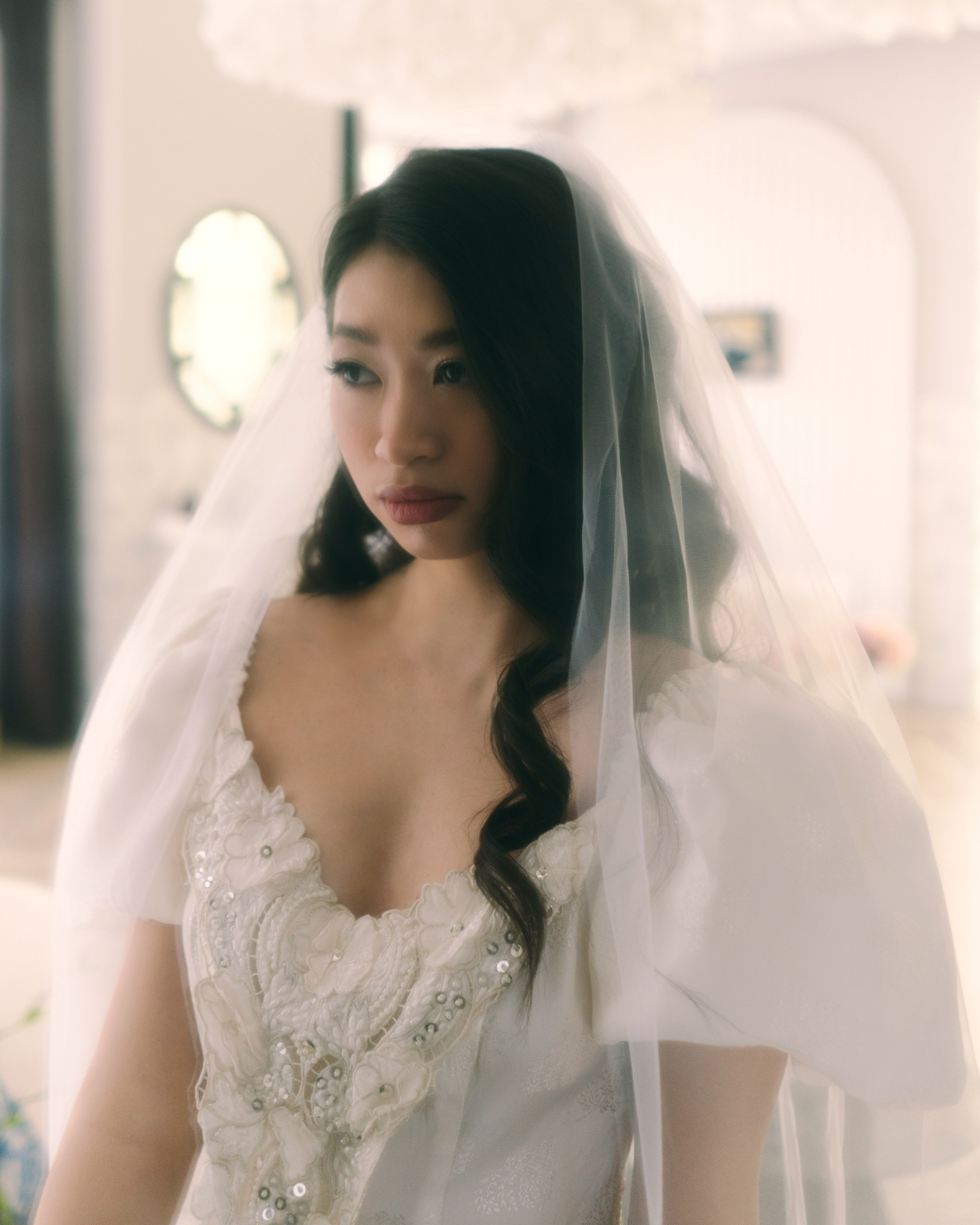 Портрет невесты в фате крупным планом, романтичная фотосессия утра невесты в мягком свете