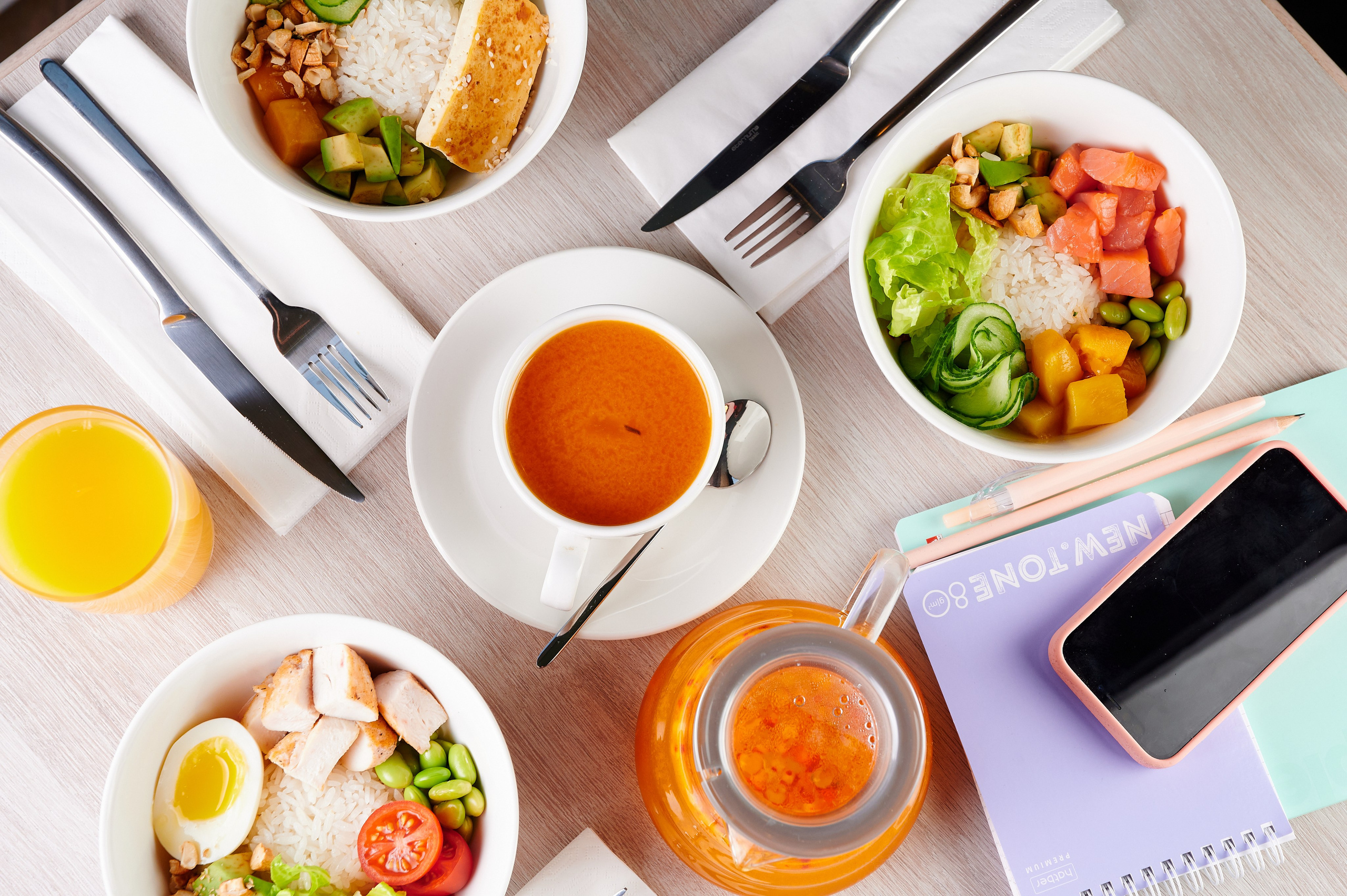 Фотография руки шефа, поливающей соусом гриль в момент приготовления