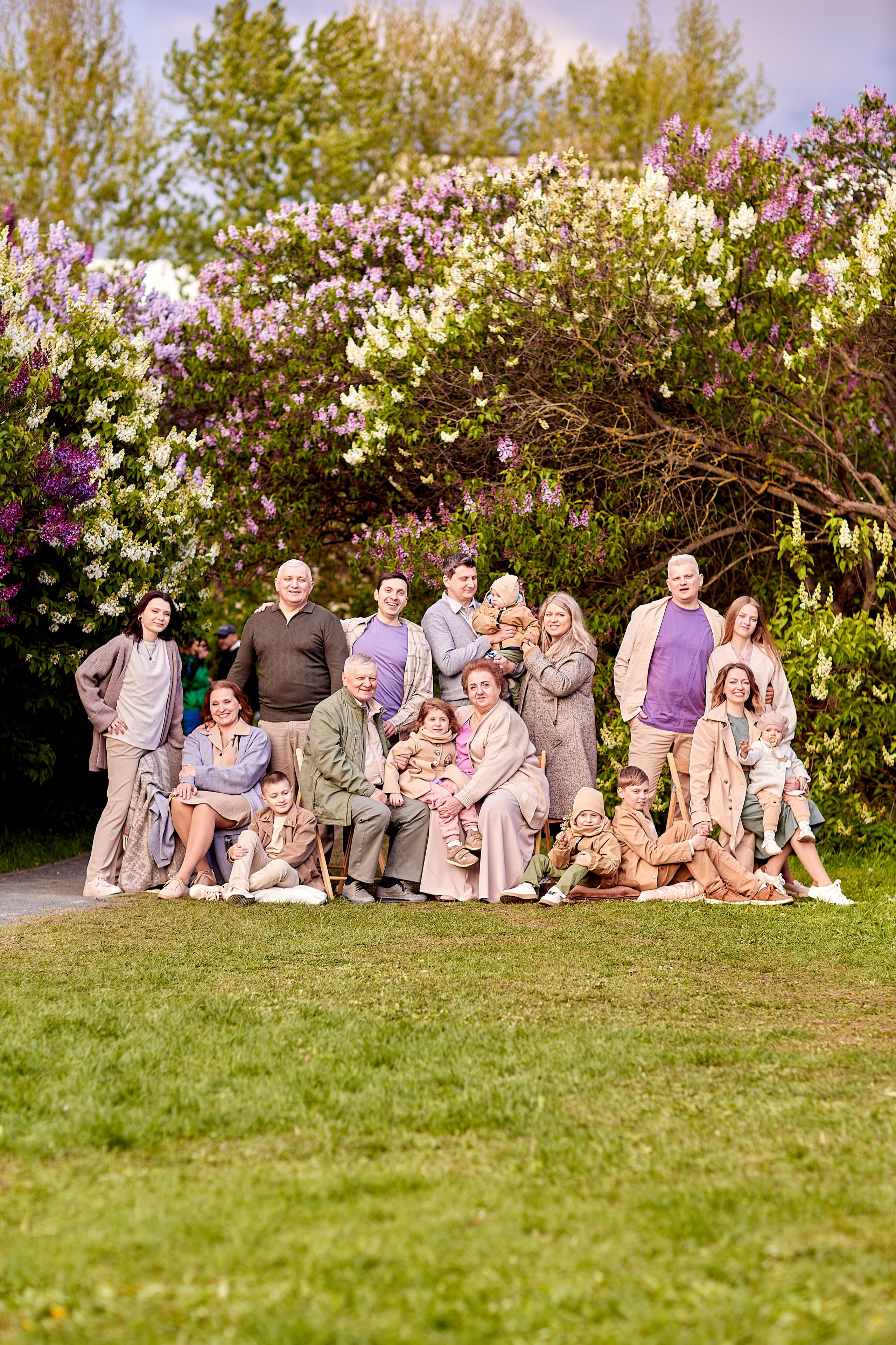 Семья в Сиреневом саду. Главная