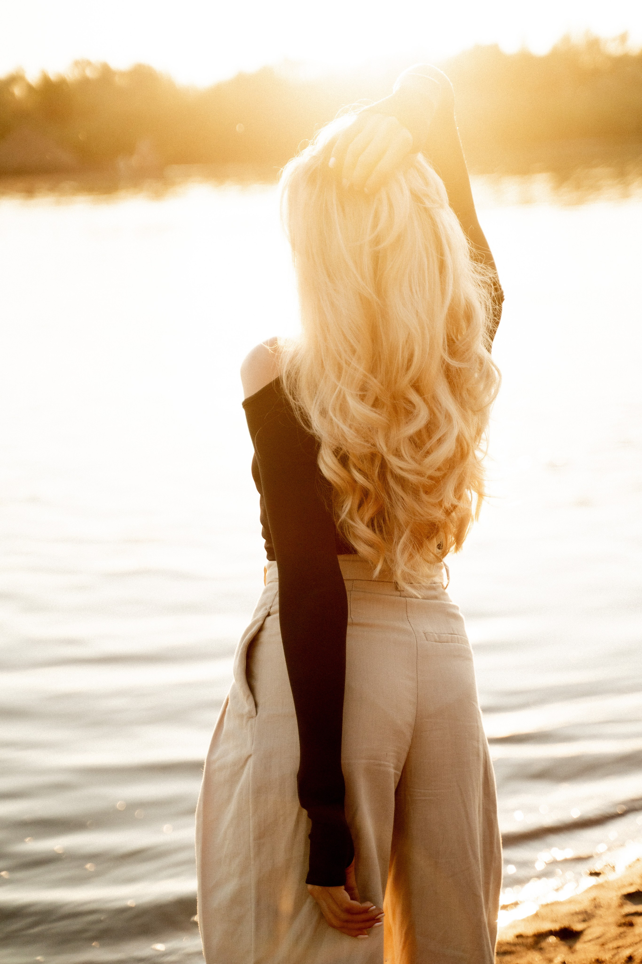 Девушки на берегу