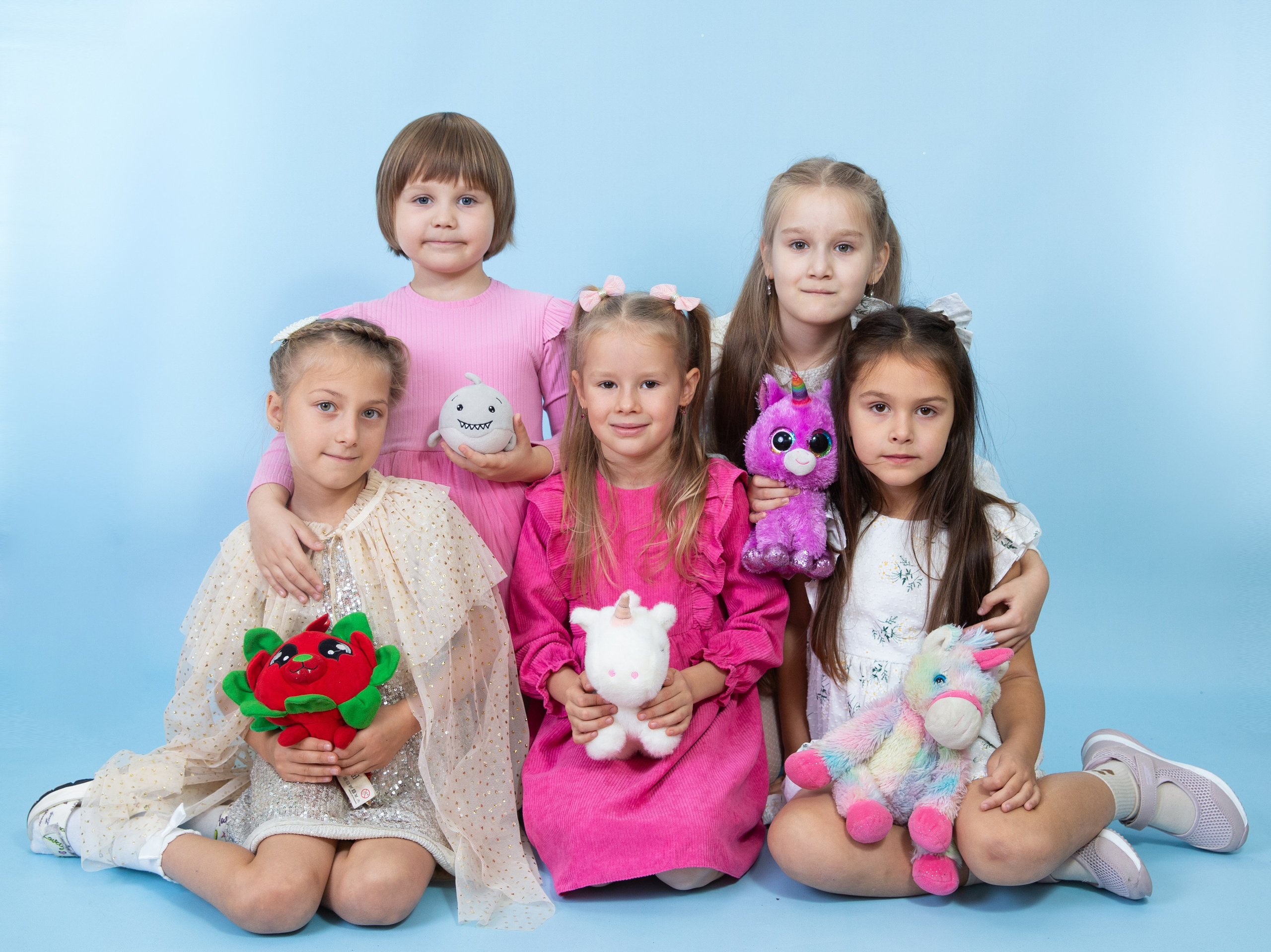 девочки с любимыми игрушками  в детском саду