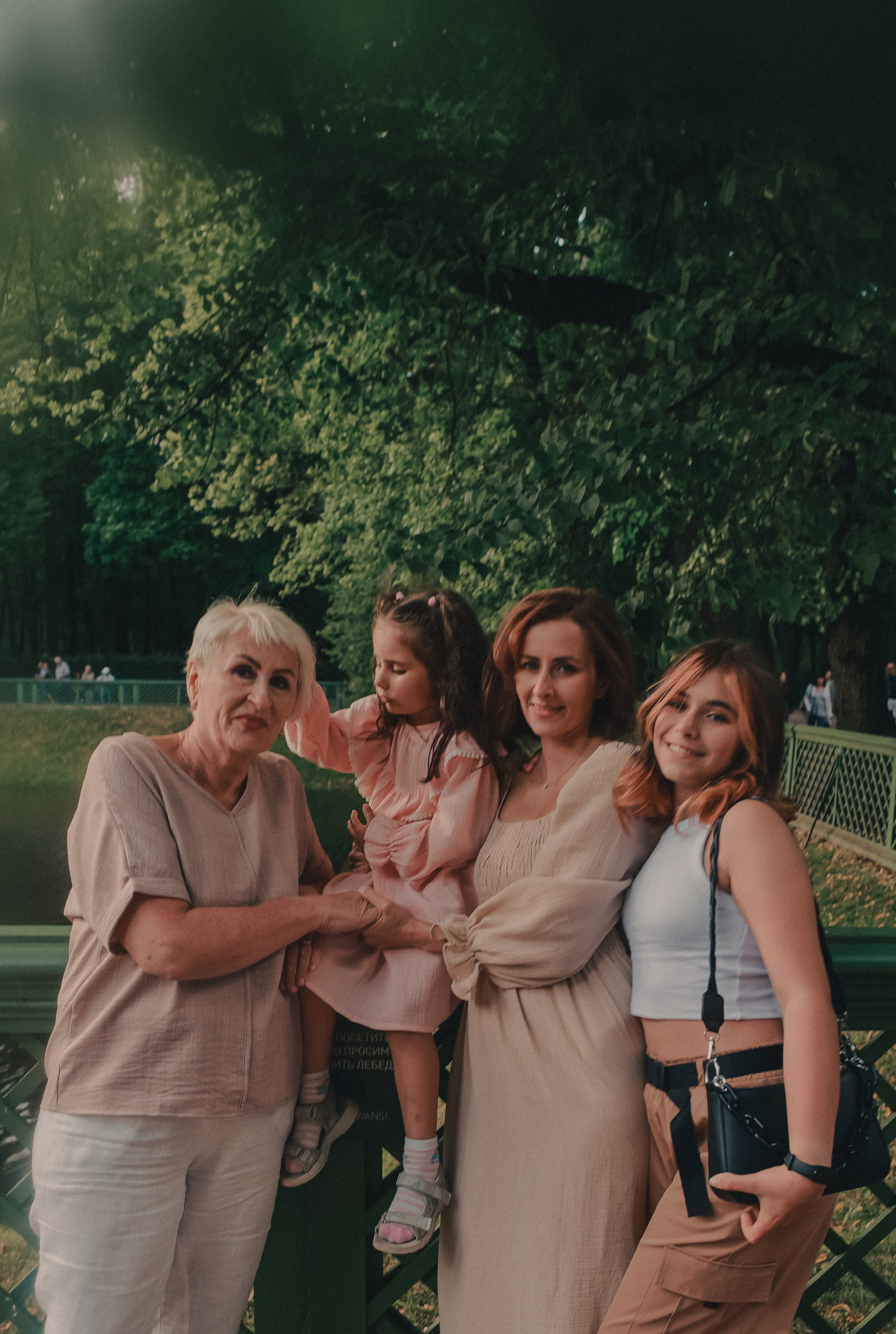 Фотосессия в Летнем саду. Анна, Татьяна, Злата и Эвелина. Семейный и свадебный фотограф в Санкт-Петербурге Яна