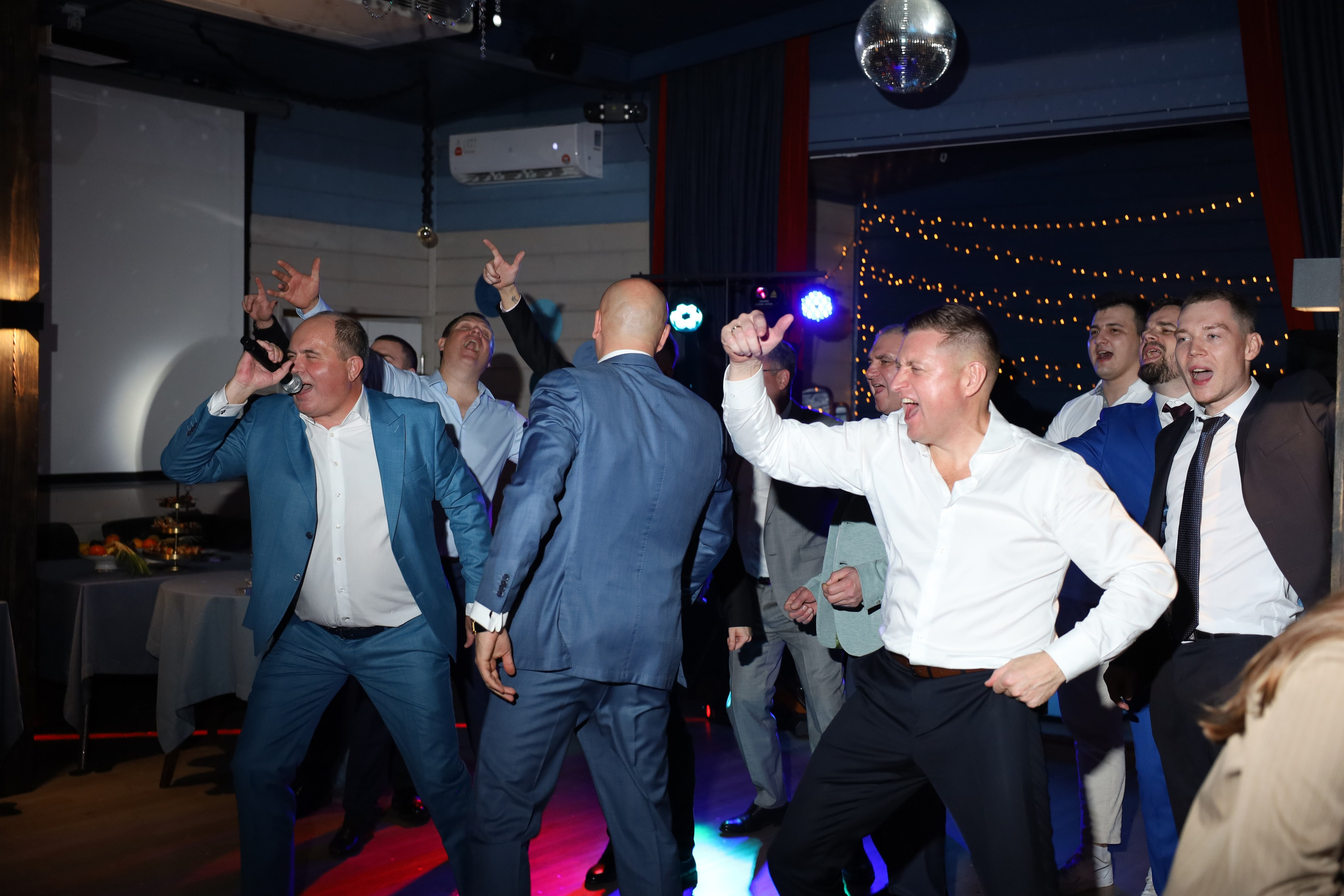 𝒜𝓇𝓉𝑒𝓂 & 𝐿𝓎𝓊𝓈𝓎𝒶 (𝓇𝑒𝓈𝓉𝒶𝓊𝓇𝒶𝓃𝓉). 𝑀𝑜𝓈𝒸𝑜𝓌. Свадебный фотограф в Санкт-Петербурге