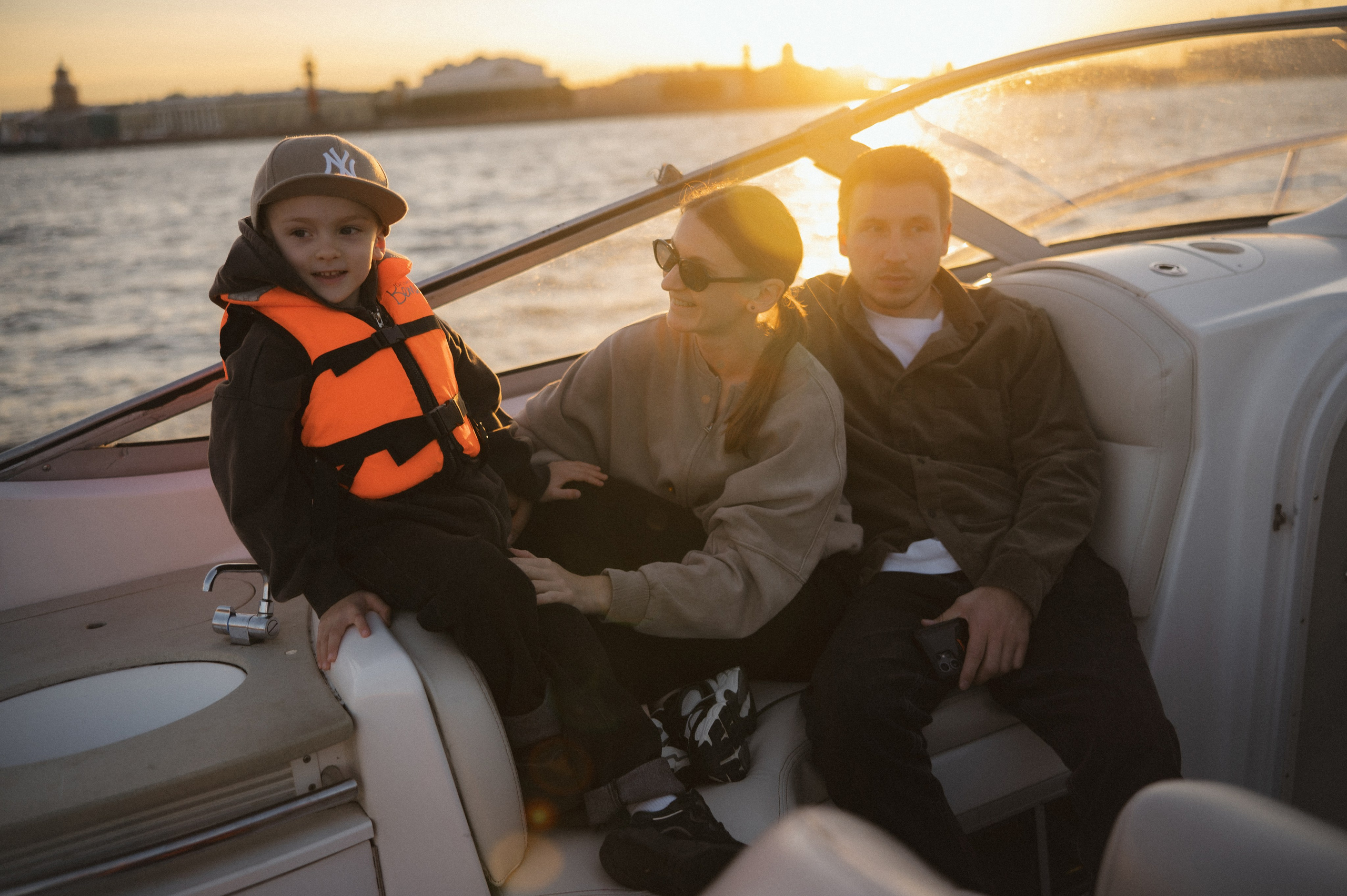 Семейная фотосессия на катере в Санкт-Петербурге. Свадебный и семейный фотограф в Санкт-Петербурге Татьяна Пастухова