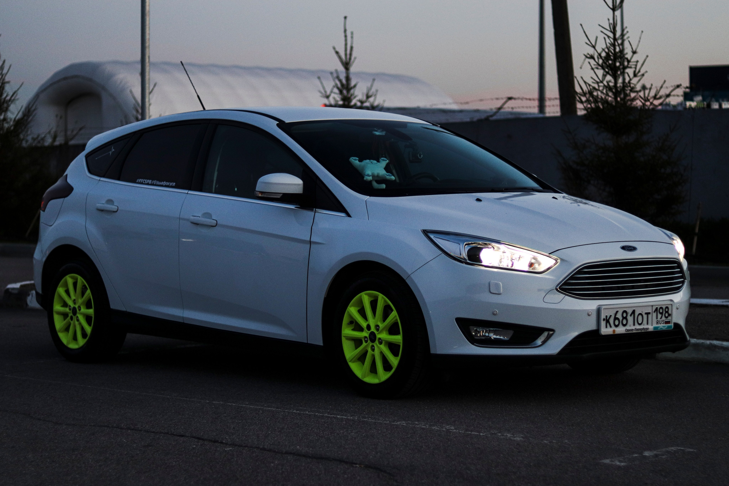 Ford Focus и Волга у ТРК Лето. Ивентный фотограф в Санкт-Петербурге Олег Комков