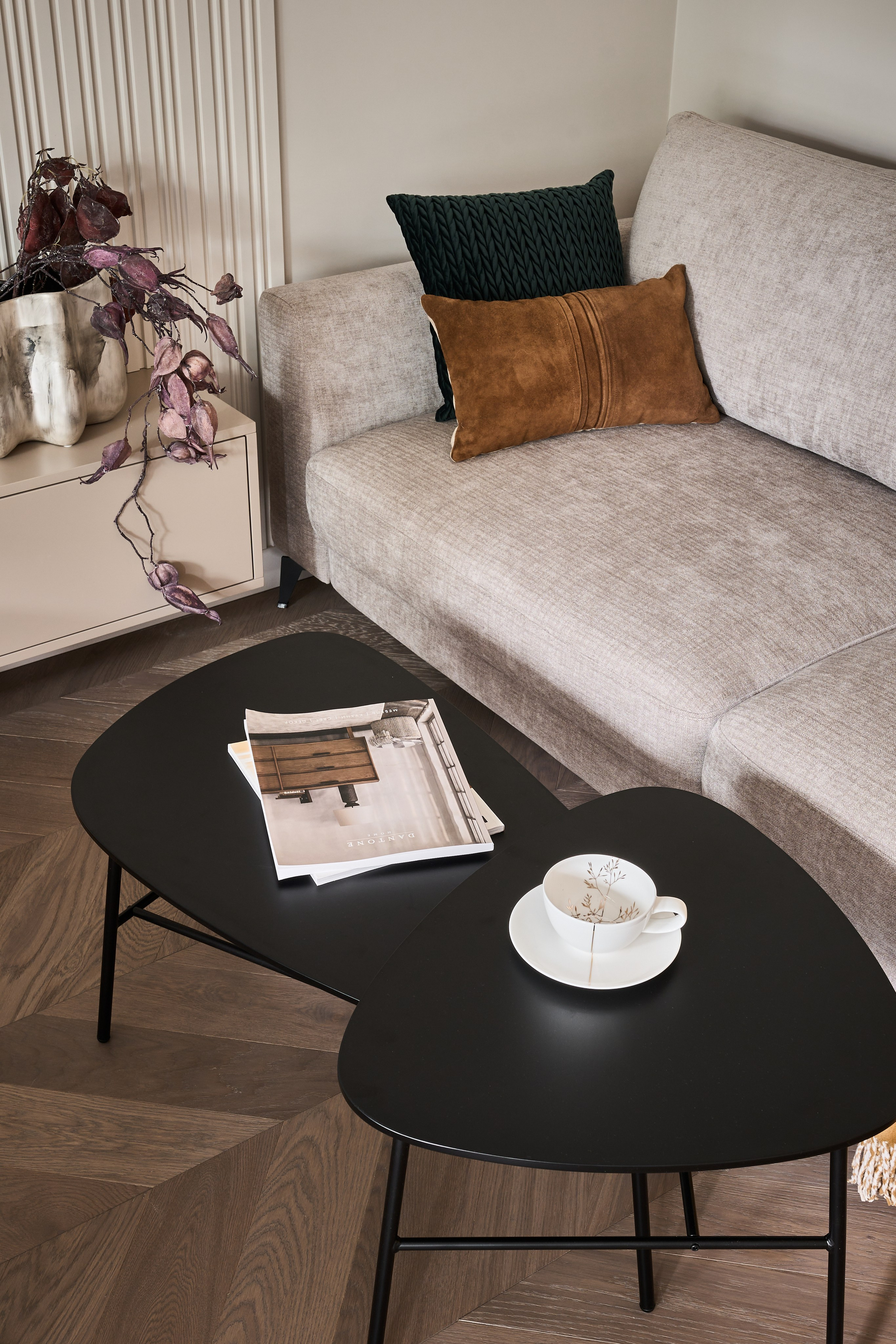 детали интерьера квартиры текстиль и декор в тёплых оттенках