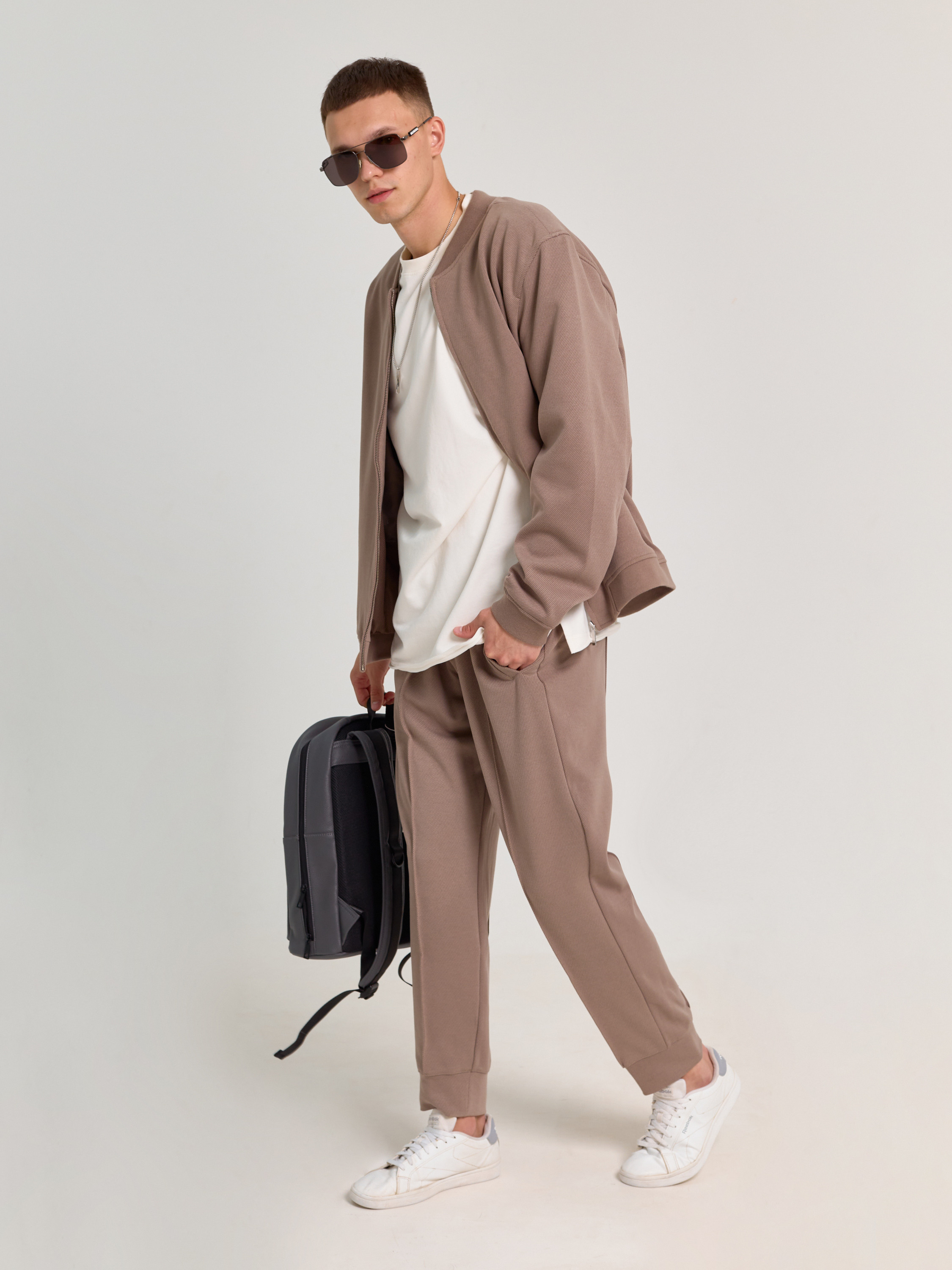 Фотосъемка базовых футболок Екатеринбург Wildberries ВБ Ozon Озон фотосессия одежды Екб заказать цена фотосъемка товара WB трикотаж Екб. Фотограф Екатеринбург Анастасия Жерновская | Маркетплейсы и нейрофото