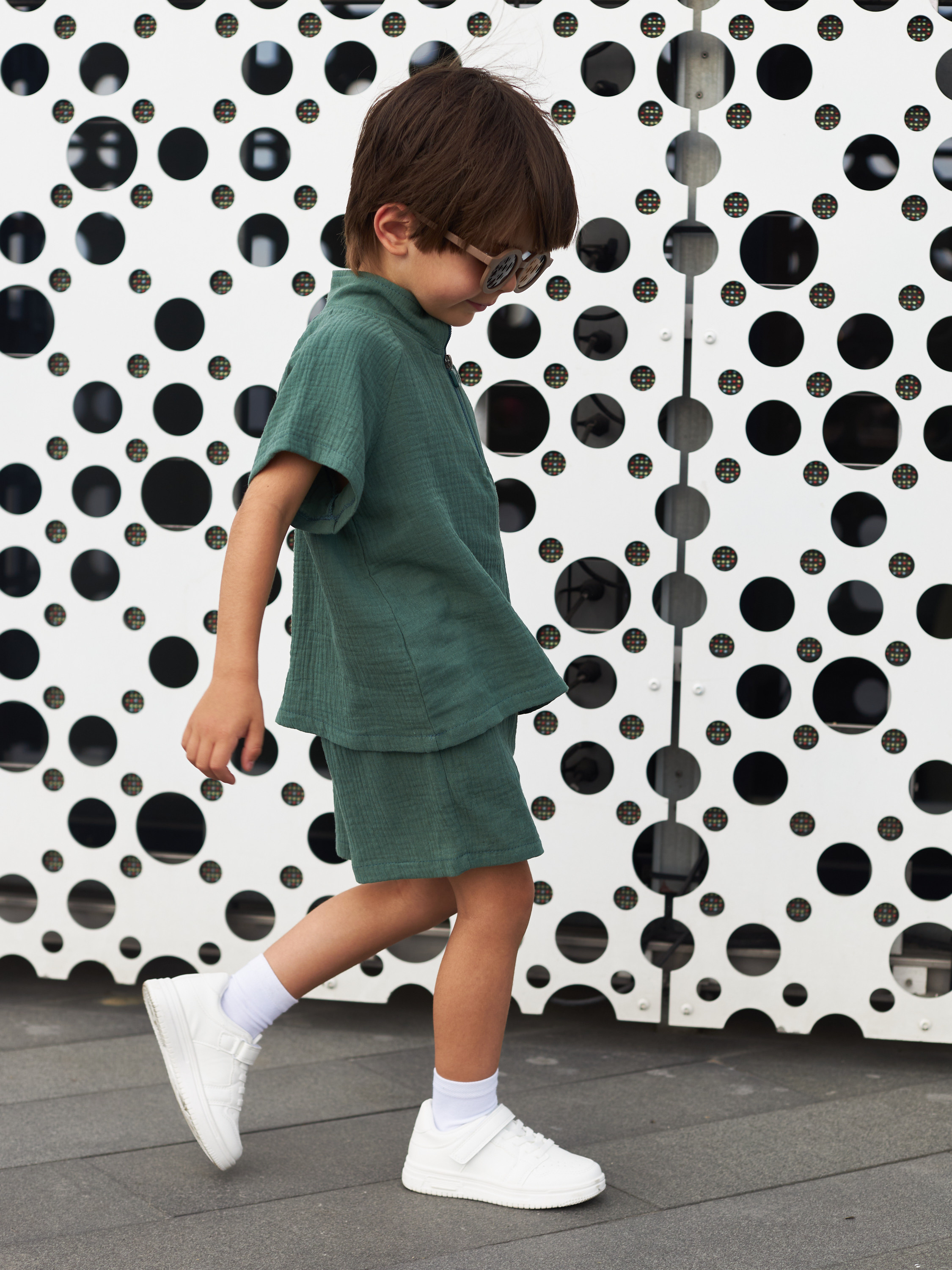 Фотосъемка костюма для мальчика Екатеринбург Wildberries ВБ Ozon Озон фотосессия детей Екб заказать цена фотосъемка товара WB школа Екб. Фотограф Екатеринбург Анастасия Жерновская | Маркетплейсы и нейрофото