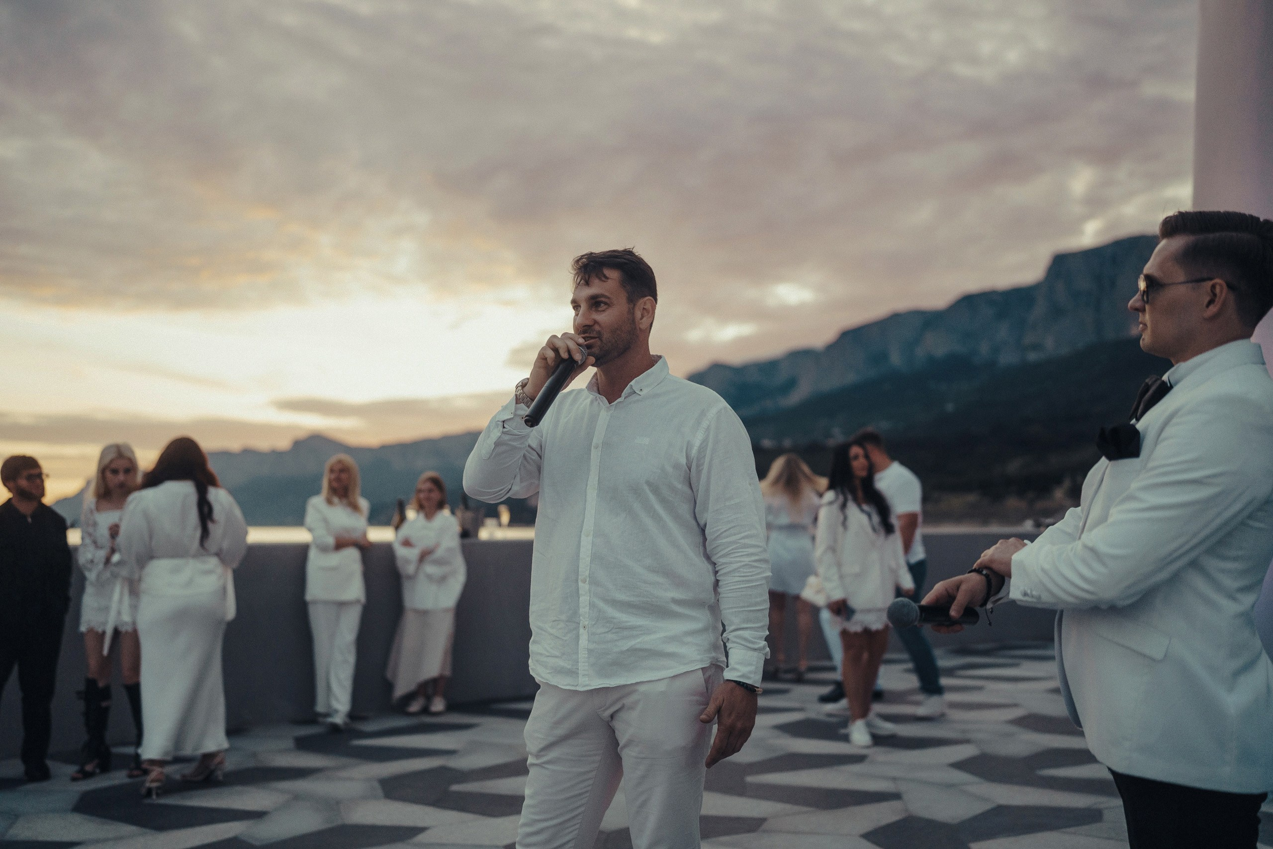 Репортажная фотосессия в Крыму: человек говорит в микрофон.