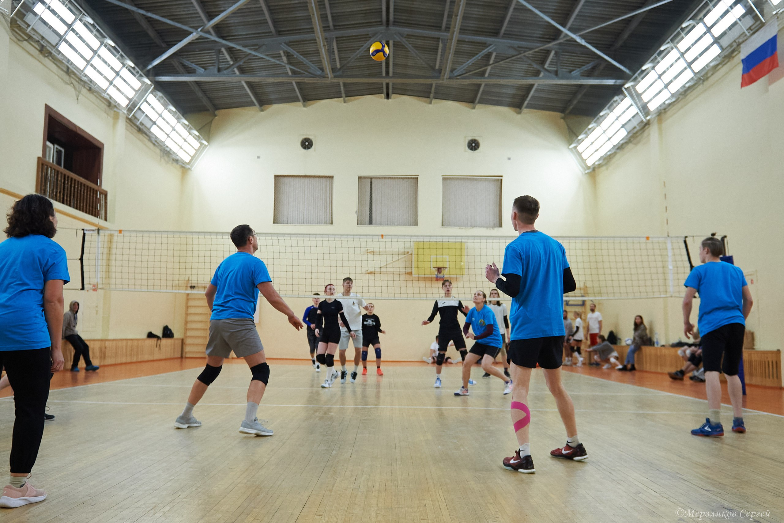 Новогодний турнир по волейболу. Ижевск. 15.12.2023. Спортивный репортажный фотограф в Ижевске Сергей Мерзляков