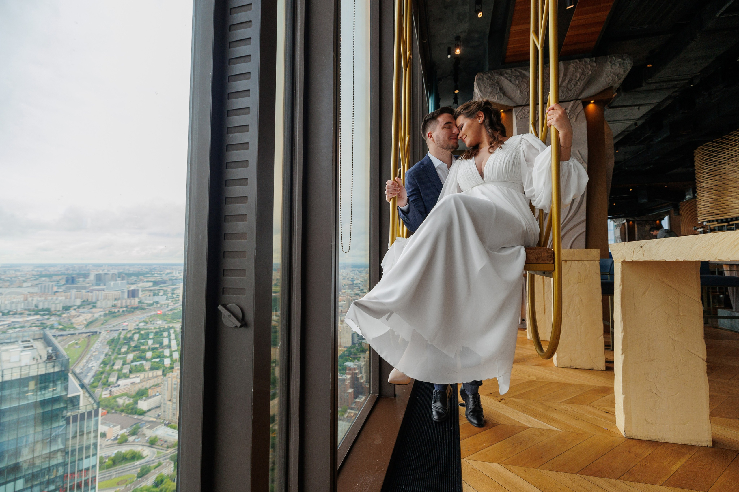 Фотограф на регистрацию в ЗАГС Москва Сити Birds Башня ОКО. Примеры фото, отзывы молодоженов и заявка на регистрацию через официальный сайт.