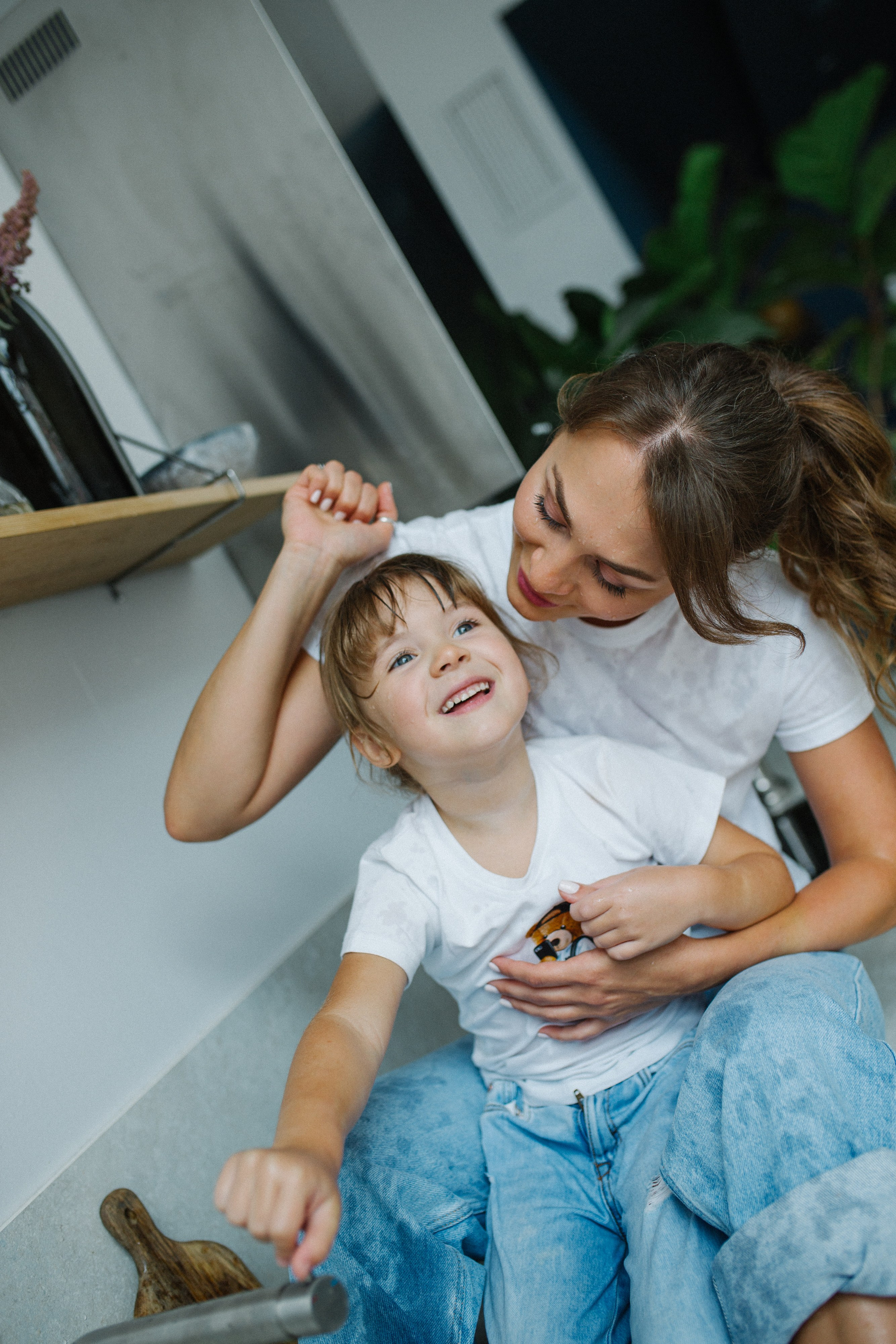 Купание с танцами на столе. Фотограф Оля Батист
