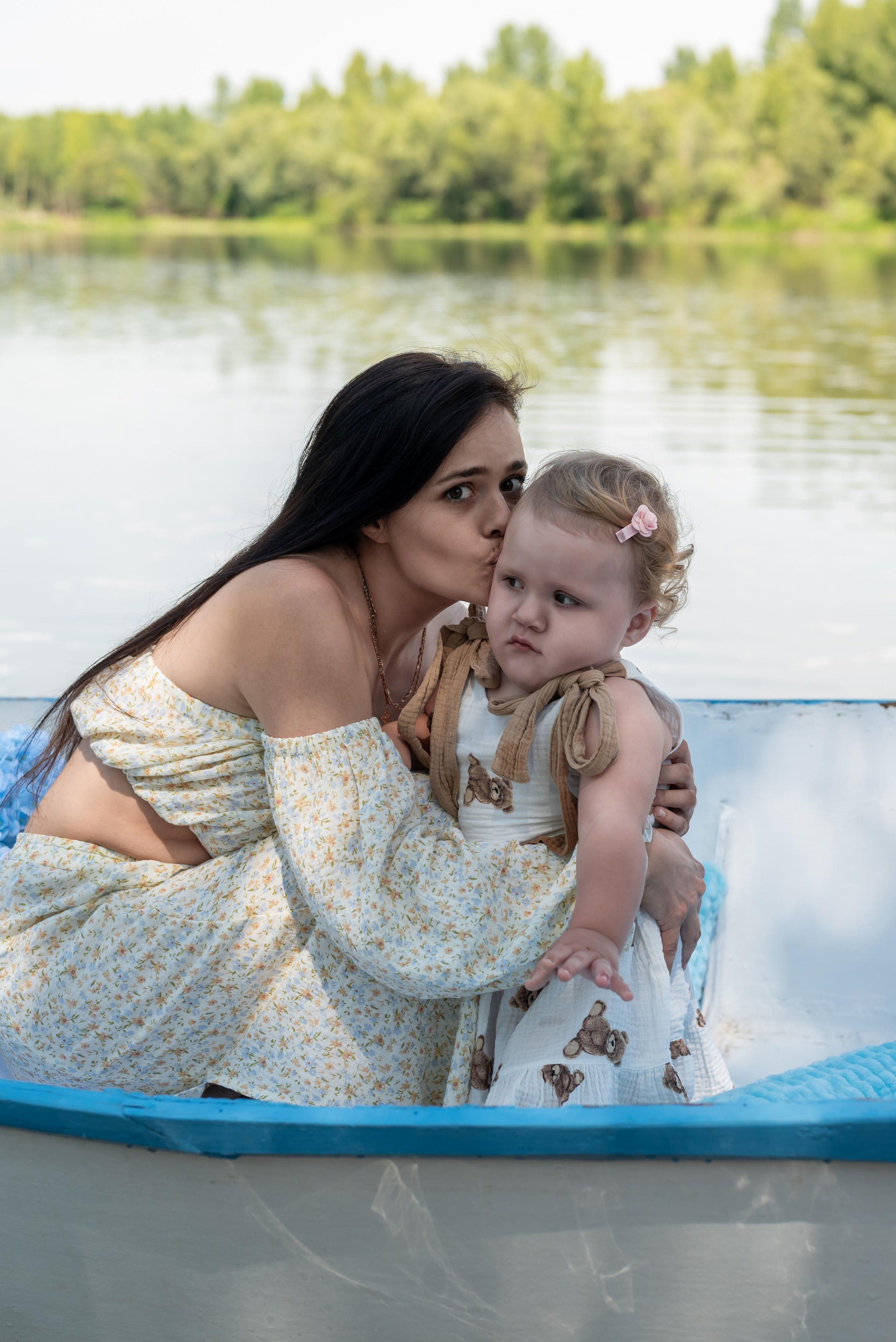 Фотопроект на лодке с голубыми гортензиями. Фотограф в городе Салават