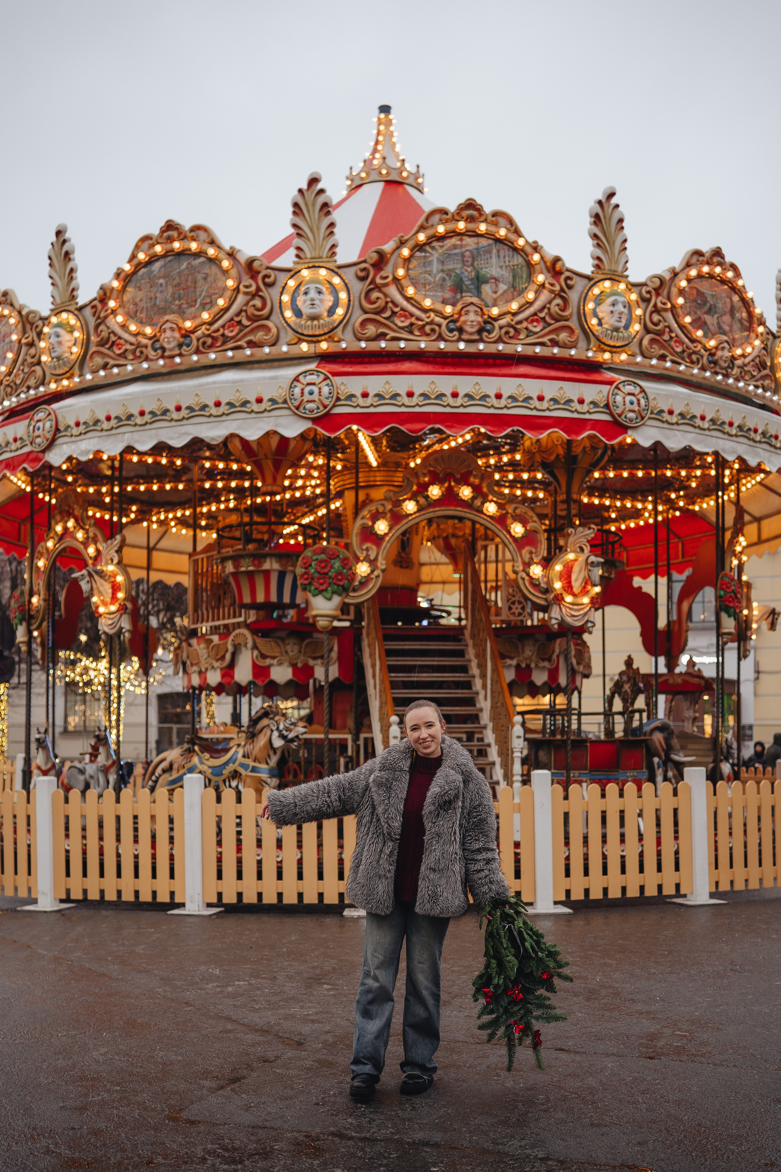 ПРОГУЛКА НА МАНЕЖНОЙ ПЛОЩАДИ ДЛЯ ДЕВУШКИ ПЕРЕД НОВЫМ ГОДОМ (НОВОГОДНЯЯ ФОТОСЕССИИЯ НА МАНЕЖНОЙ ПЛОЩАДИ). Профессиональный фотограф, Санкт-Петербург — Виктория Богомолова