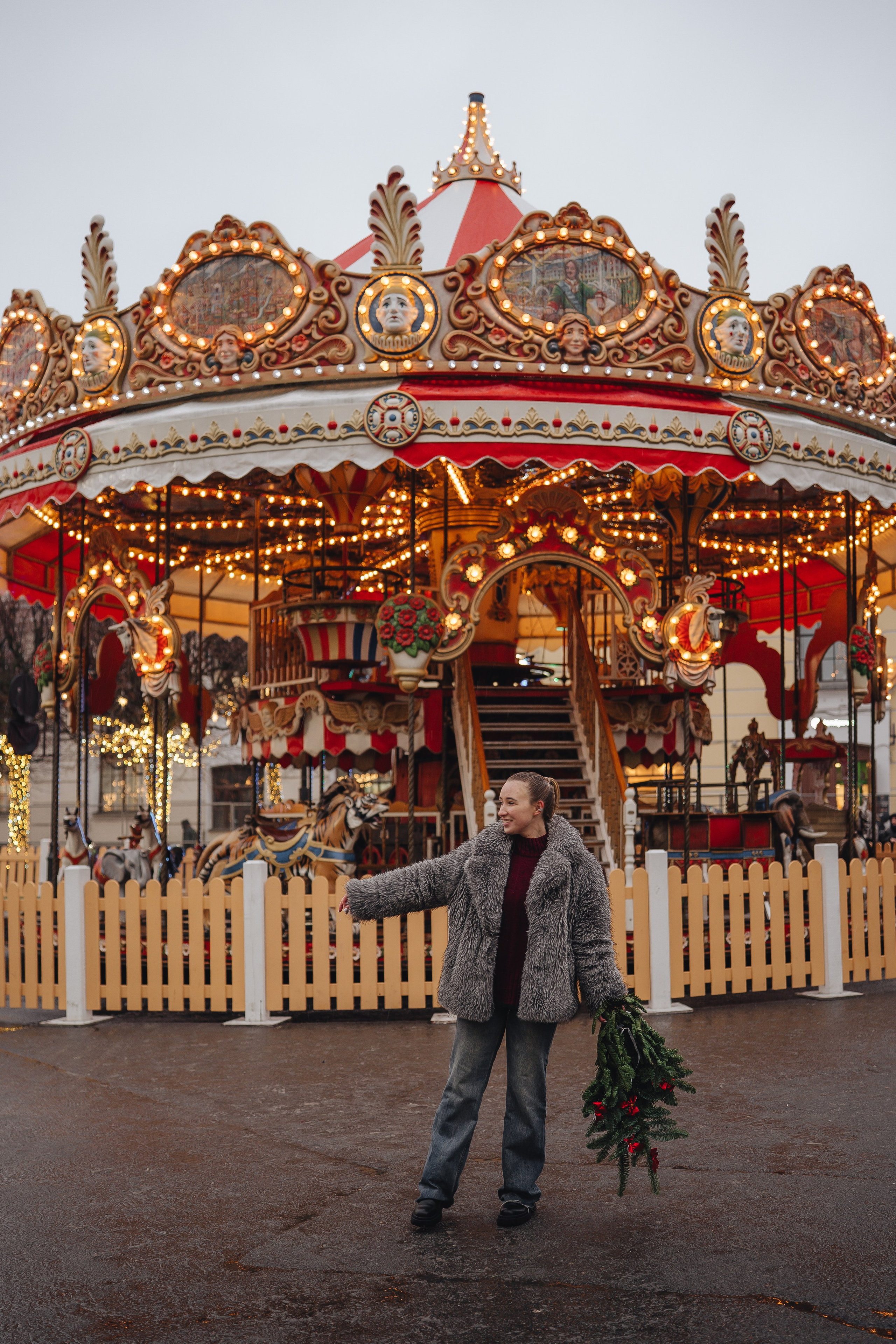 ПРОГУЛКА НА МАНЕЖНОЙ ПЛОЩАДИ ДЛЯ ДЕВУШКИ ПЕРЕД НОВЫМ ГОДОМ (НОВОГОДНЯЯ ФОТОСЕССИИЯ НА МАНЕЖНОЙ ПЛОЩАДИ). Профессиональный фотограф, Санкт-Петербург — Виктория Богомолова