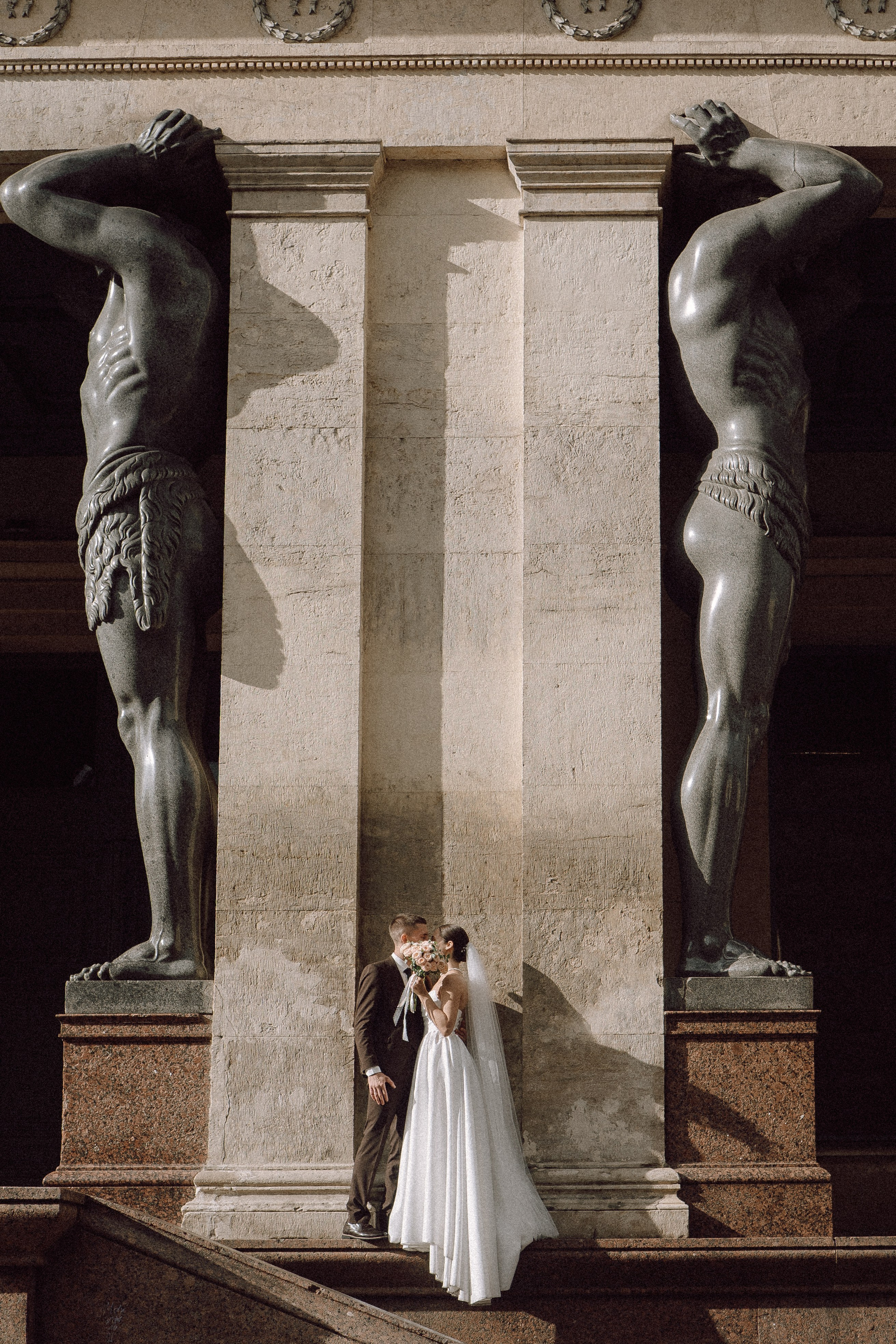 СВАДЕБНАЯ ПРОГУЛКА В САНТК-ПЕТЕРБУРГЕ (ИСАКИЕВСКИЙ СОБОР, ЗИМНЯЯ КАНАВКА, ЭРМИТАЖ И БОЛЬШАЯ МОРСКАЯ УЛИЦА). Профессиональный фотограф, Санкт-Петербург — Виктория Богомолова