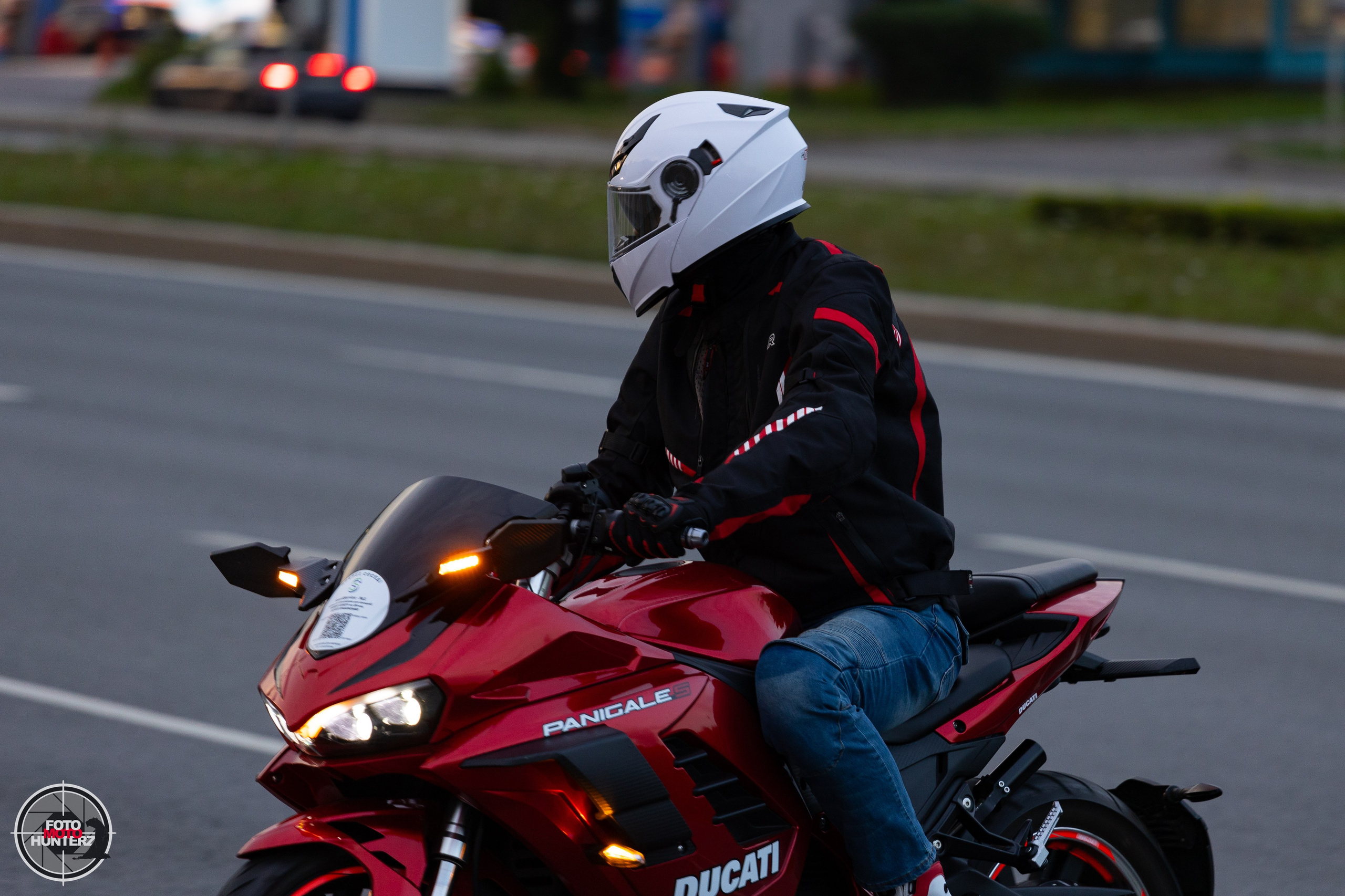 Мотоциклы на улицах города. Фотограф Ольга Гирусова «Пантерочка» Москва