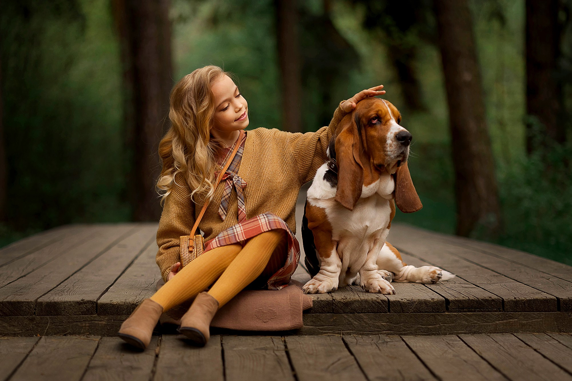 Дети на прогулке с собакой