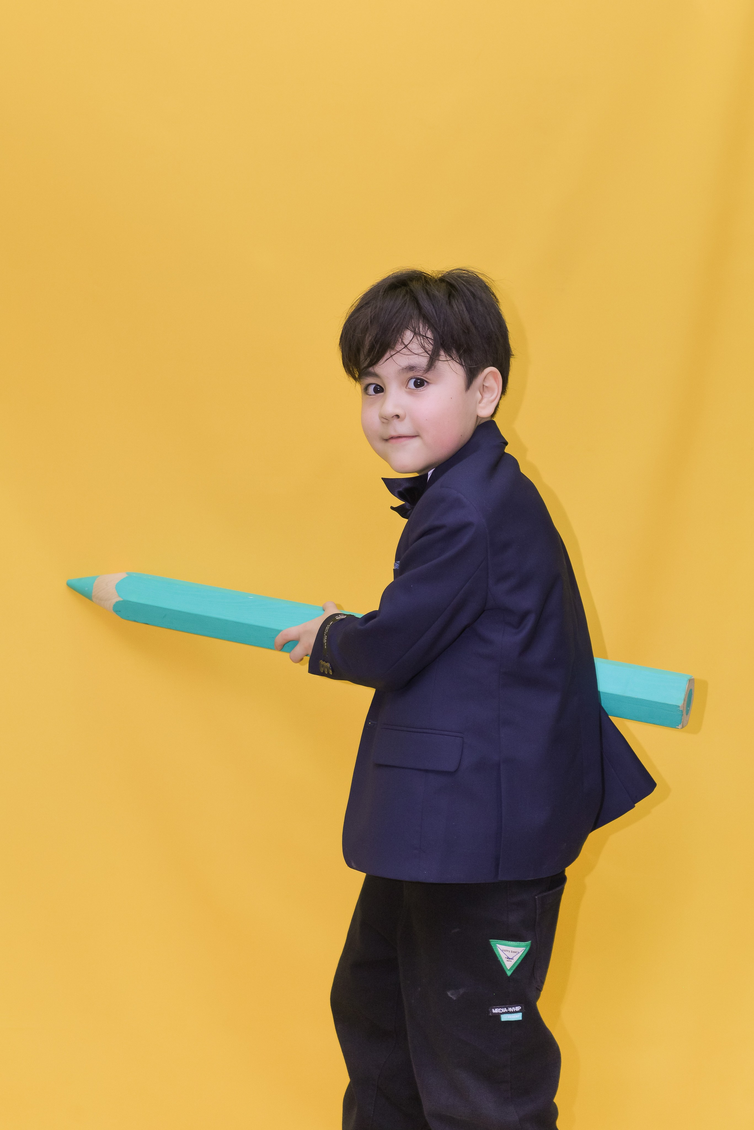 2 класс. На жёлтом фоне. «Веселые карандаши». Детский и школьный фотограф в Костанае Рабига Сейткенова