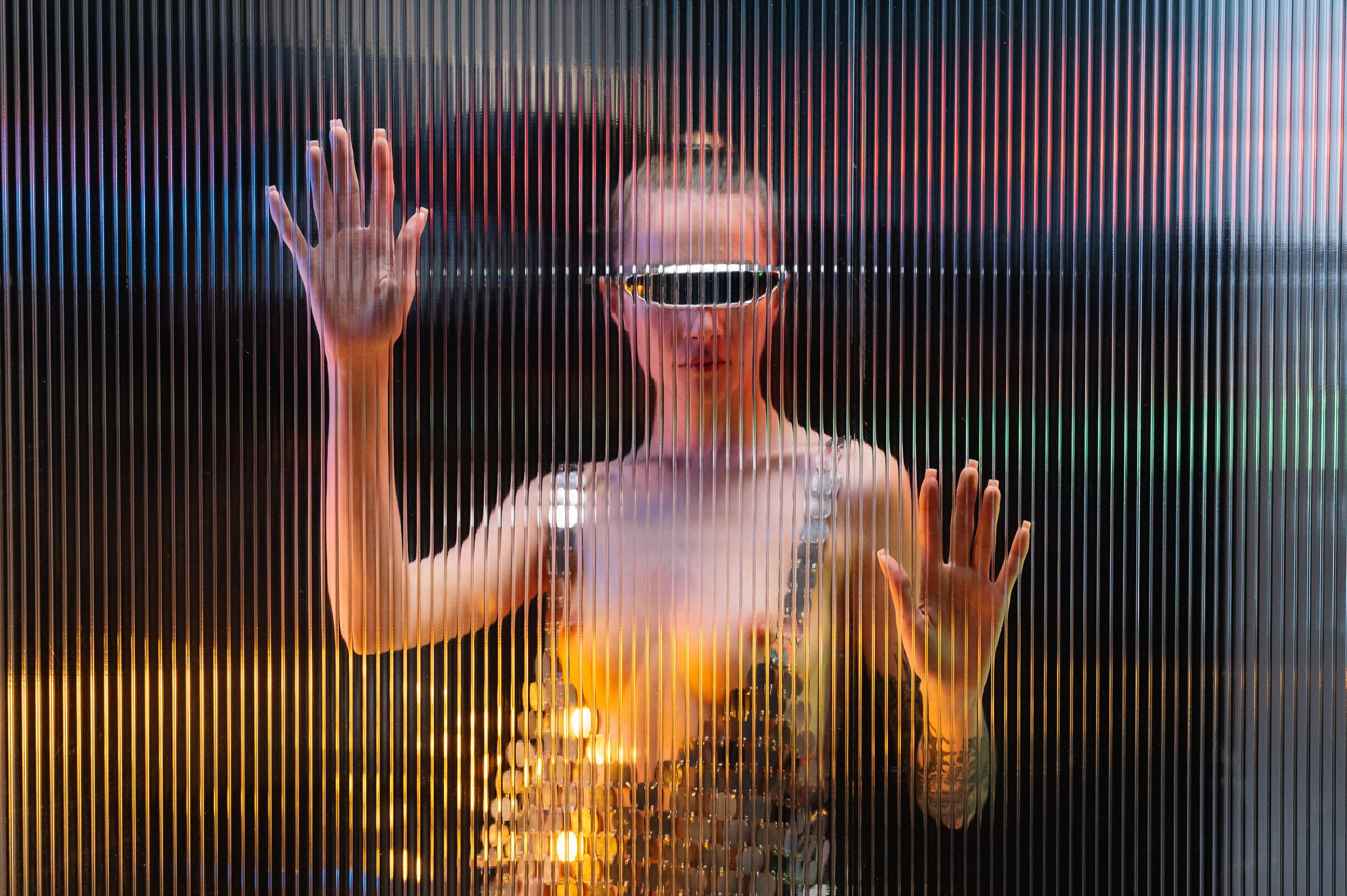 За стеклом. 18+. Фотограф