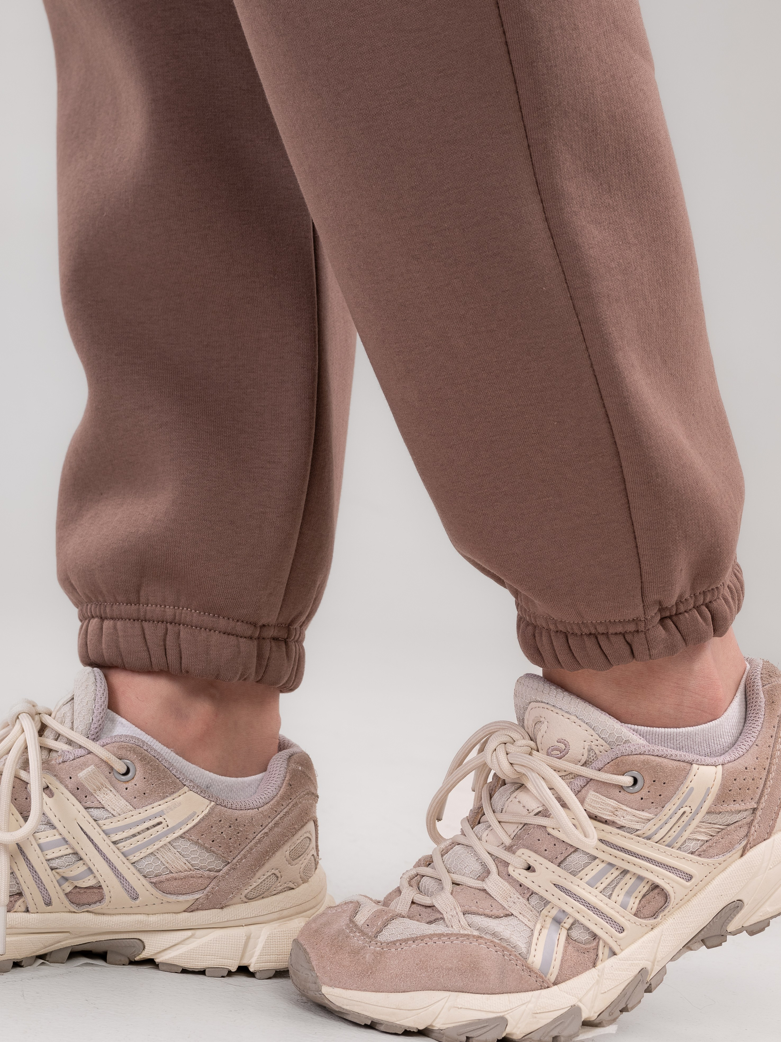 Спортивные костюмы и брюки с большой палитрой цветов!. Предметный фотограф, фото для маркетплейсов Пятигорск, КМВ