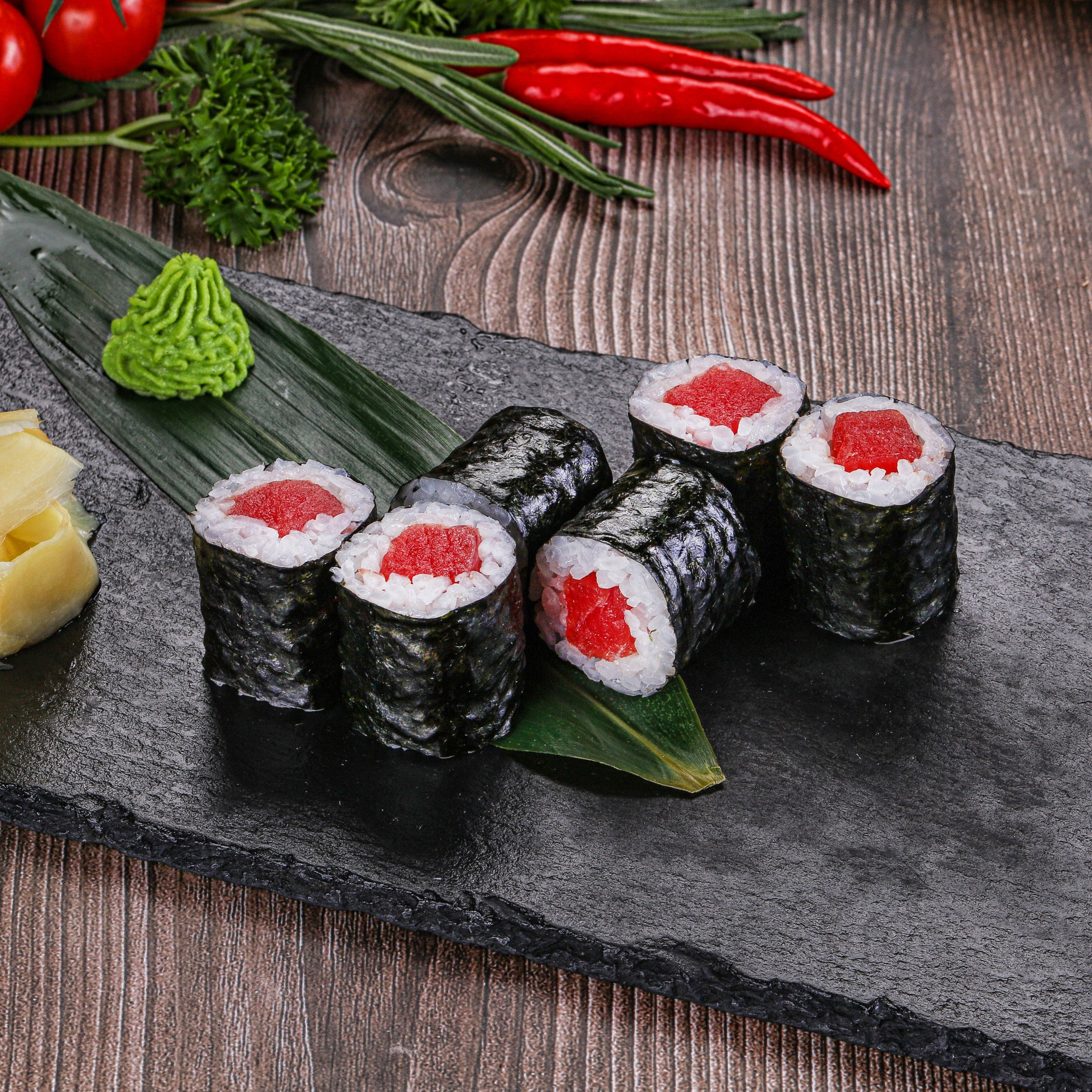 Фотосъемка суши и роллов. Заказ по тел.: +7 (906) 006-90-22. Фуд-фотограф Андрей Старостин — съемка еды в Москве. 9000 руб. в час