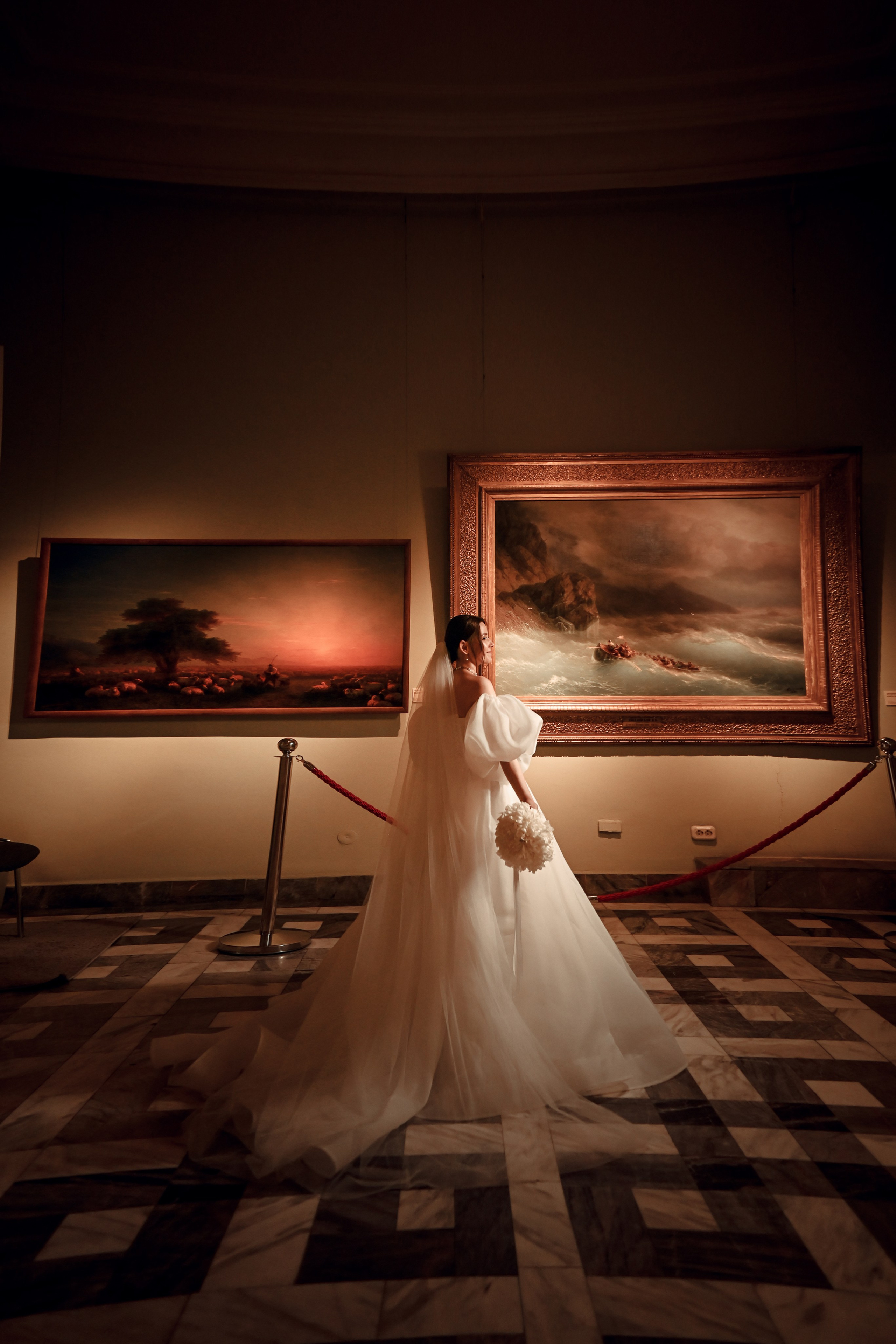 Небольшая свадебная серия в музее и прогулкой под дождем Эльмиры и Ризата. Свадебный, семейный, детский, контент фотограф в Омске Максим Ильин