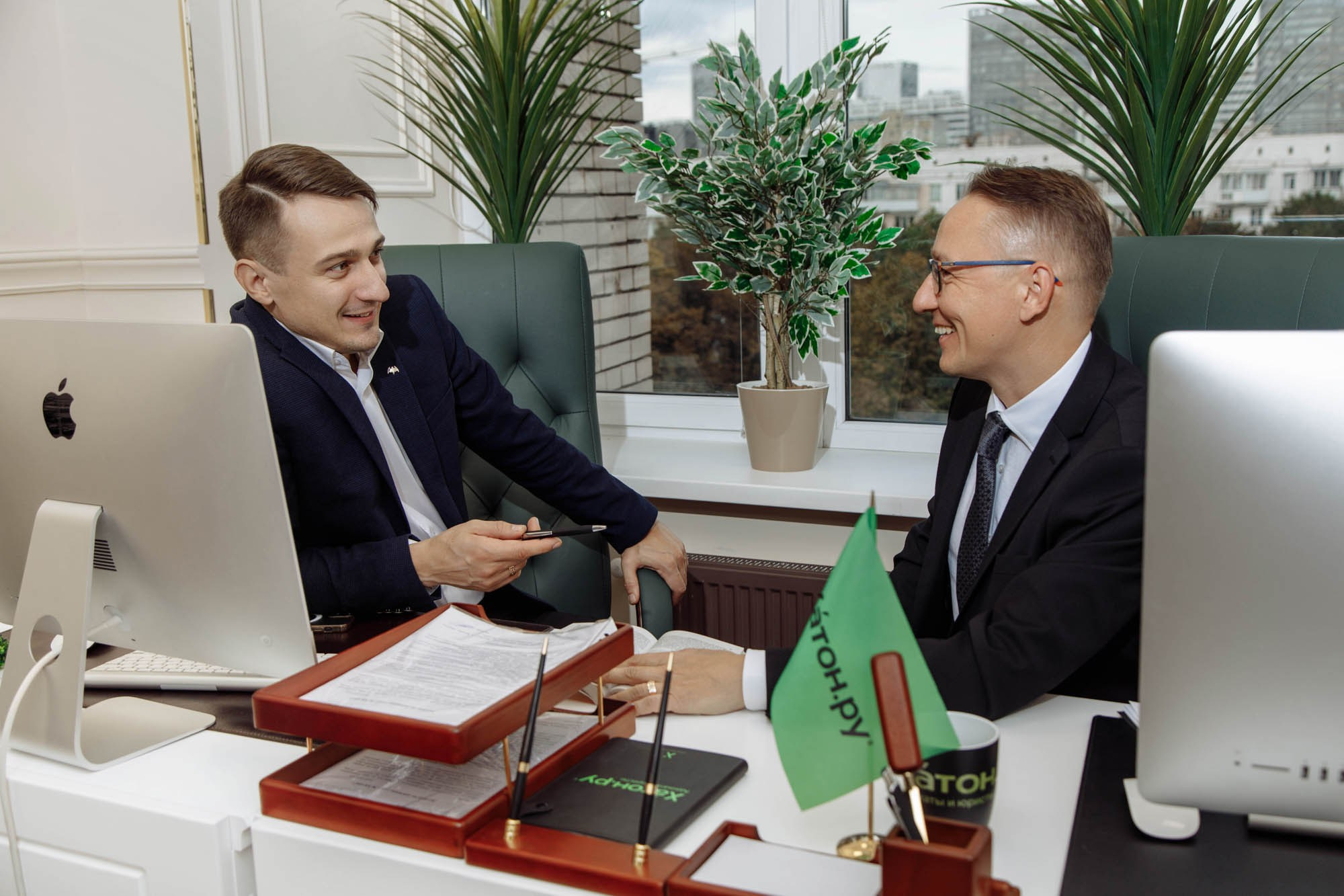 Подписание документов в кабинете руководителя юридической фирмы.