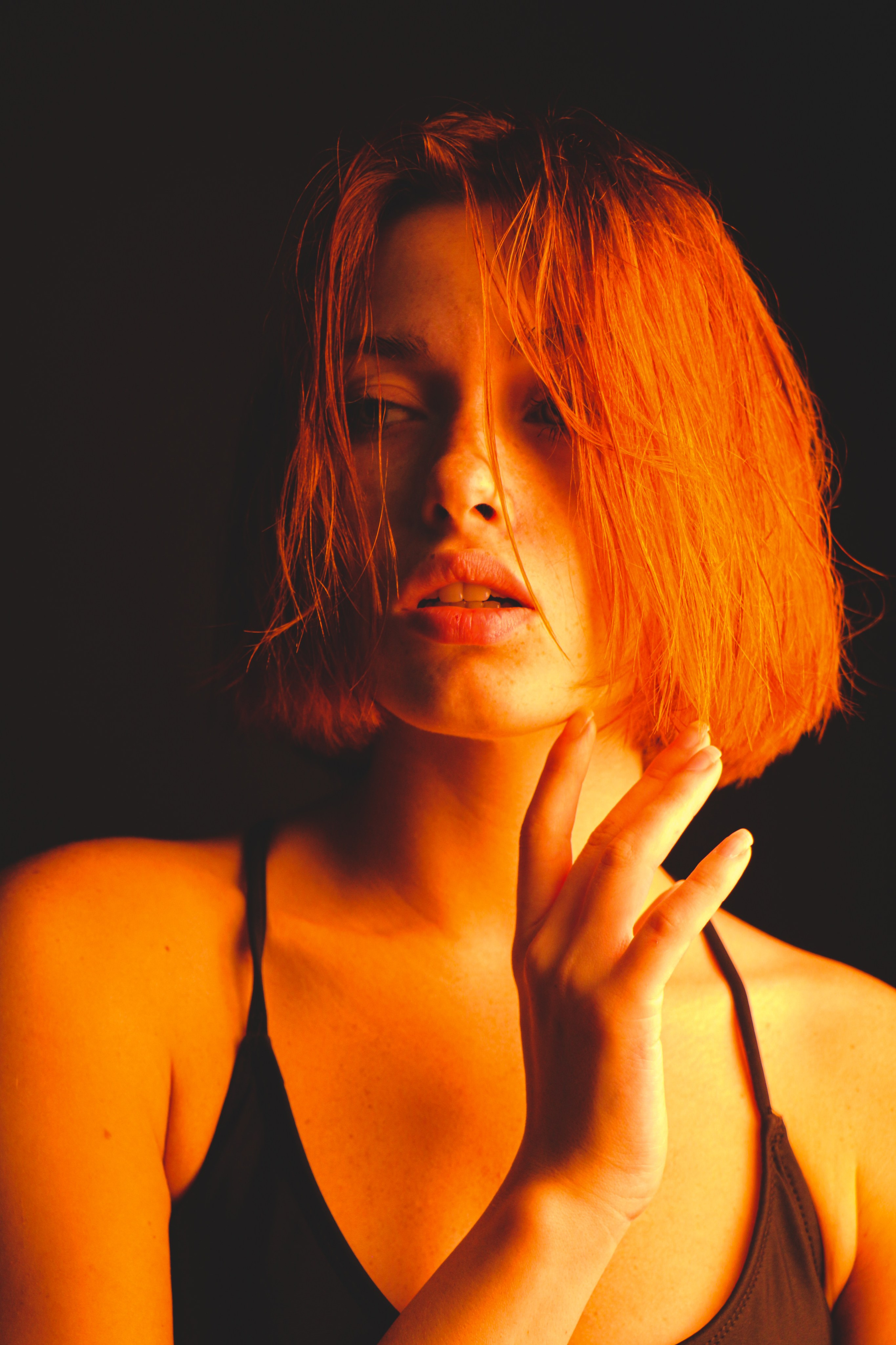 Портрет девушки с цветным светом в Москве