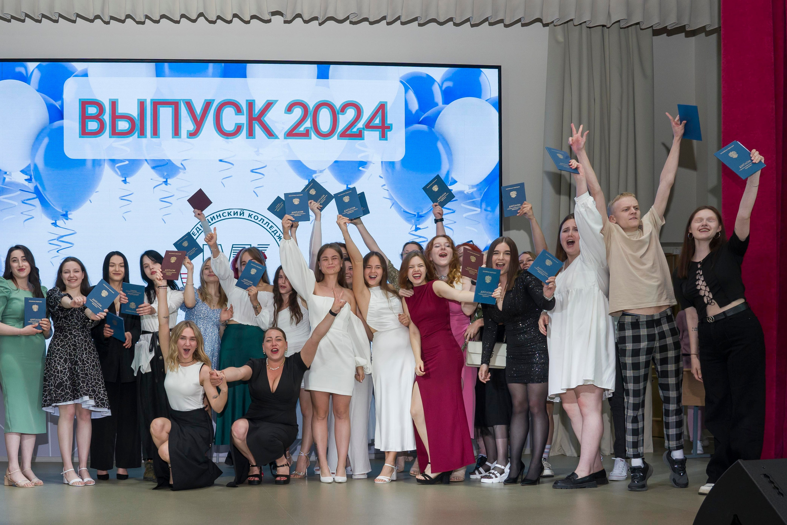 Выпускной в медколледже. Фотограф в Санкт-Петербурге. Репортажная и все съёмки для бизнеса