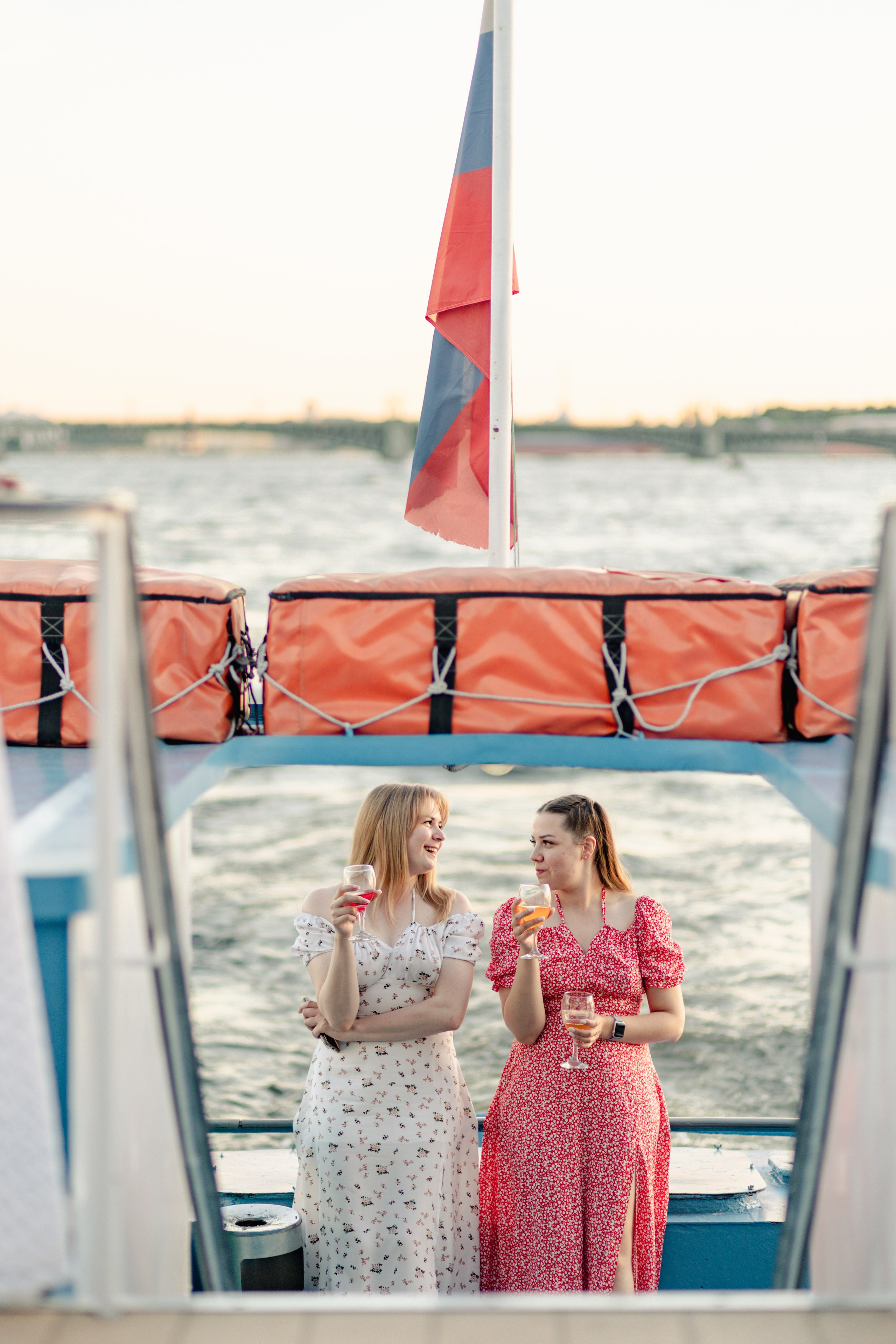 девушки на речном круизе в санкт_петербурге