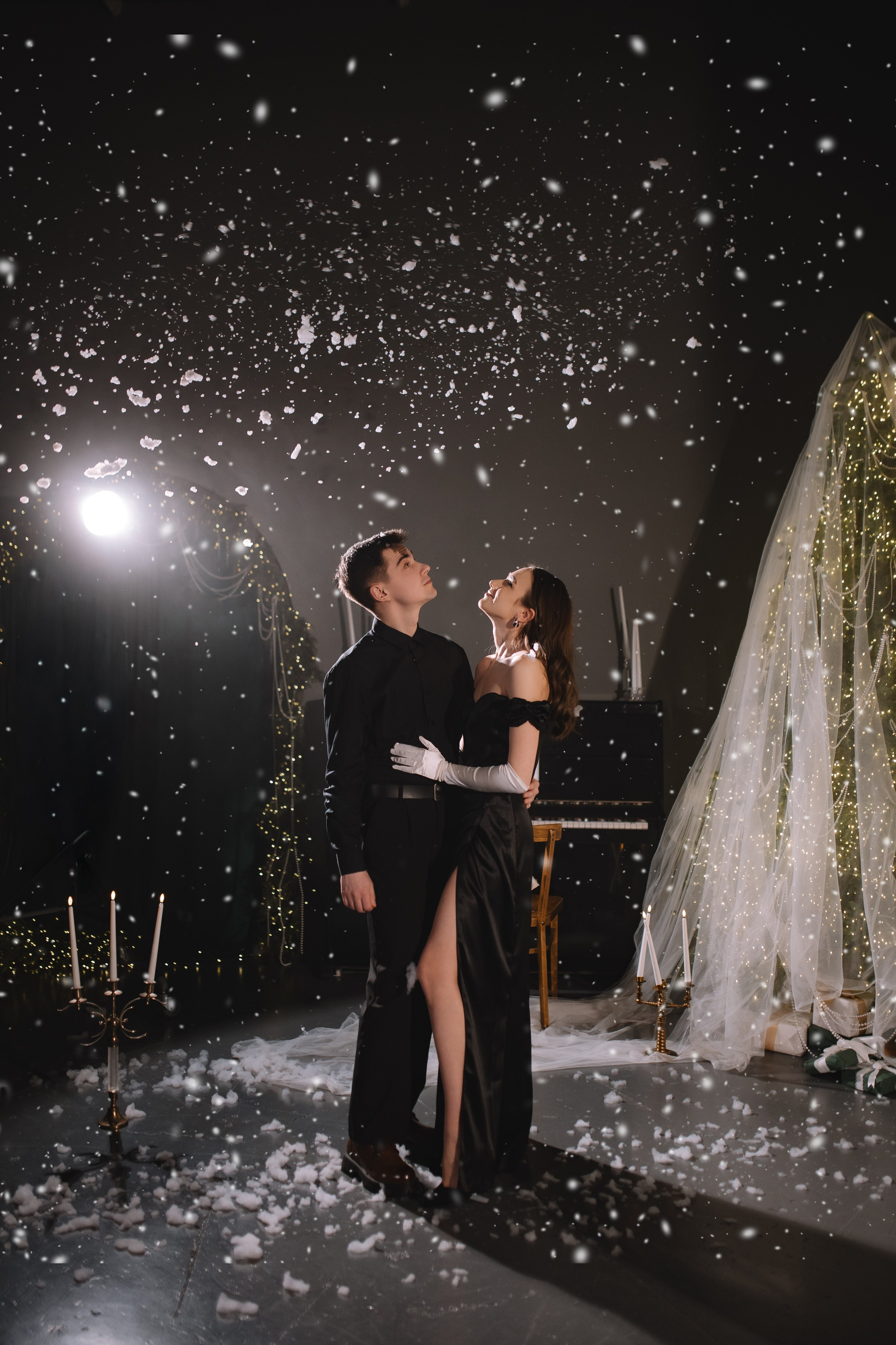 Зимняя фотосессия пары с падающим снегом при свечах. Фотограф и видеограф в Мурманске, Москве Екатерина Нечаева
